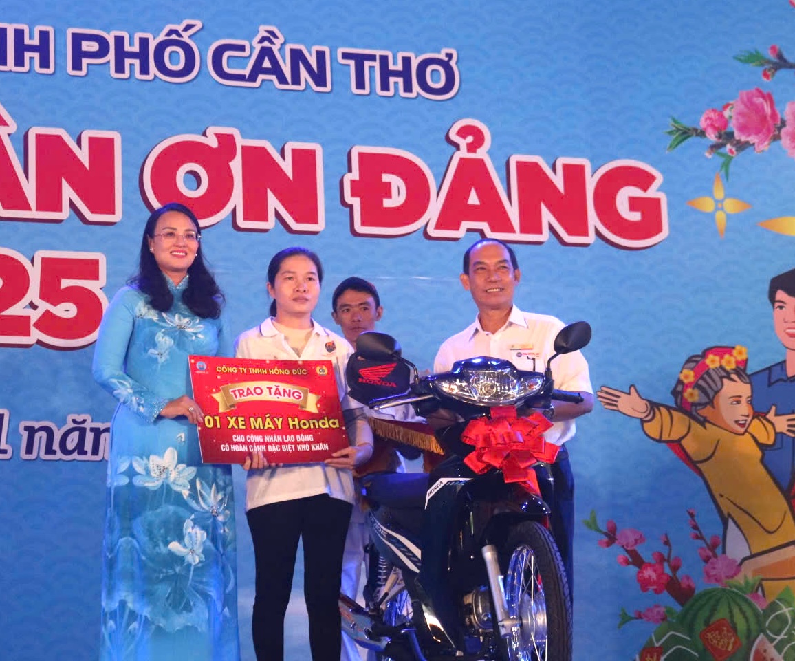 VIDEO: Người lao động phấn khởi mua sắm tại