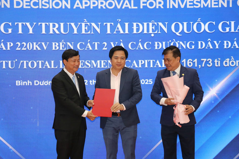 L&atilde;nh đạo tỉnh B&igrave;nh Dương trao quyết định chấp thuận chủ trương đầu tư cho doanh nghiệp. Ảnh: THẢO NGUYỄN