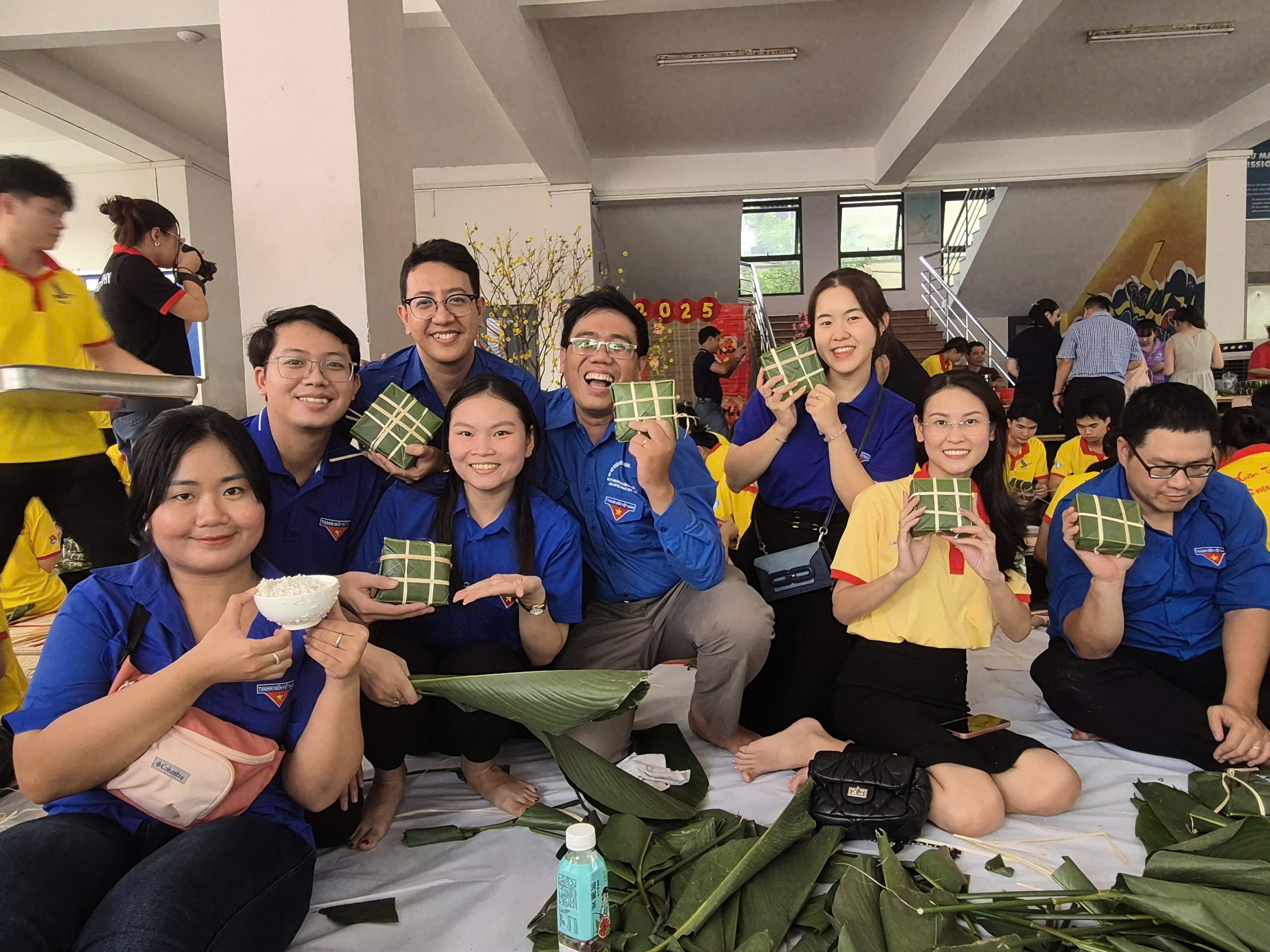 Hoa hậu Biển Việt Nam 2024 g&oacute;i b&aacute;nh chưng c&ugrave;ng c&aacute;c đo&agrave;n vi&ecirc;n, thanh ni&ecirc;n- Ảnh 10.