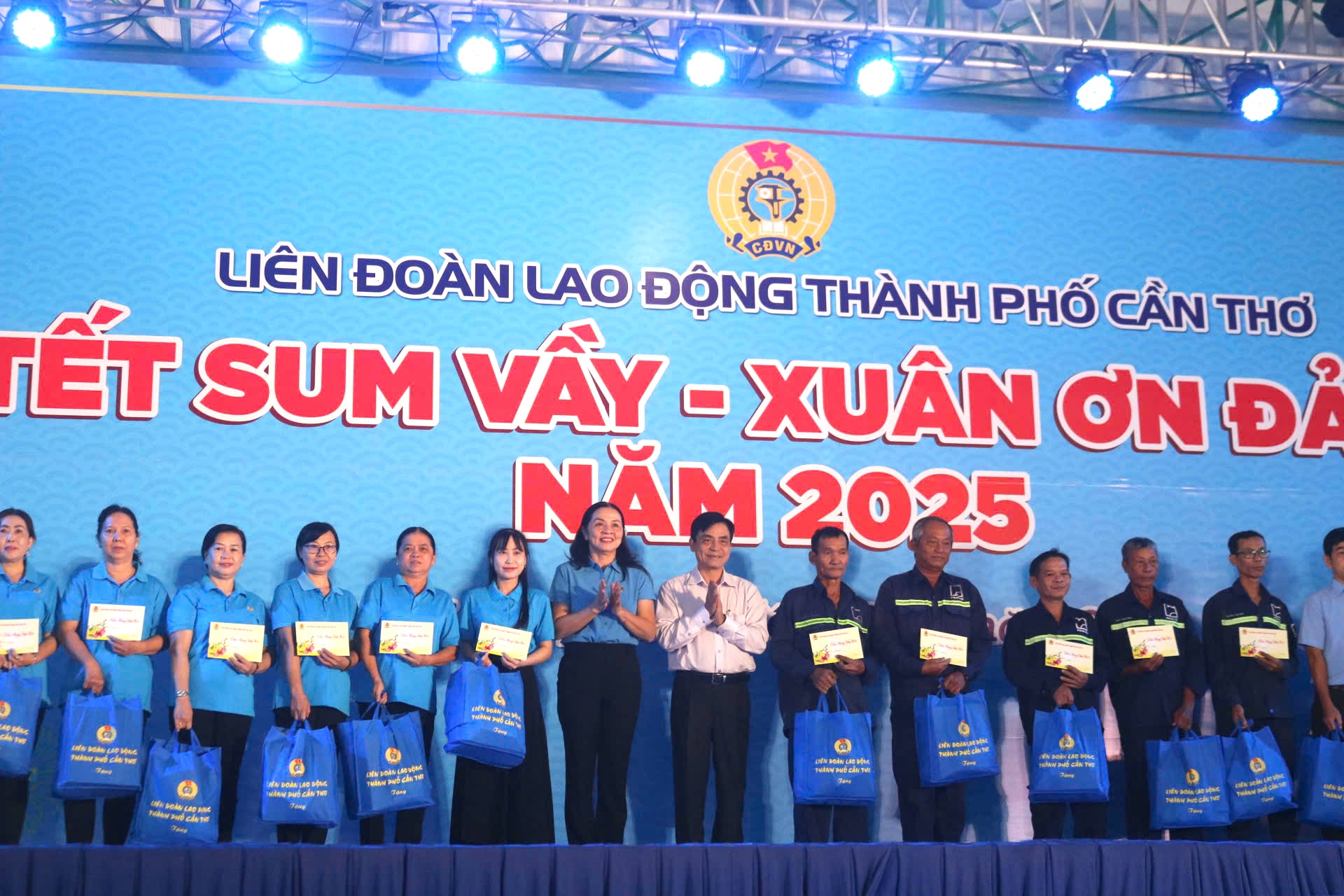 VIDEO: Người lao động phấn khởi mua sắm tại