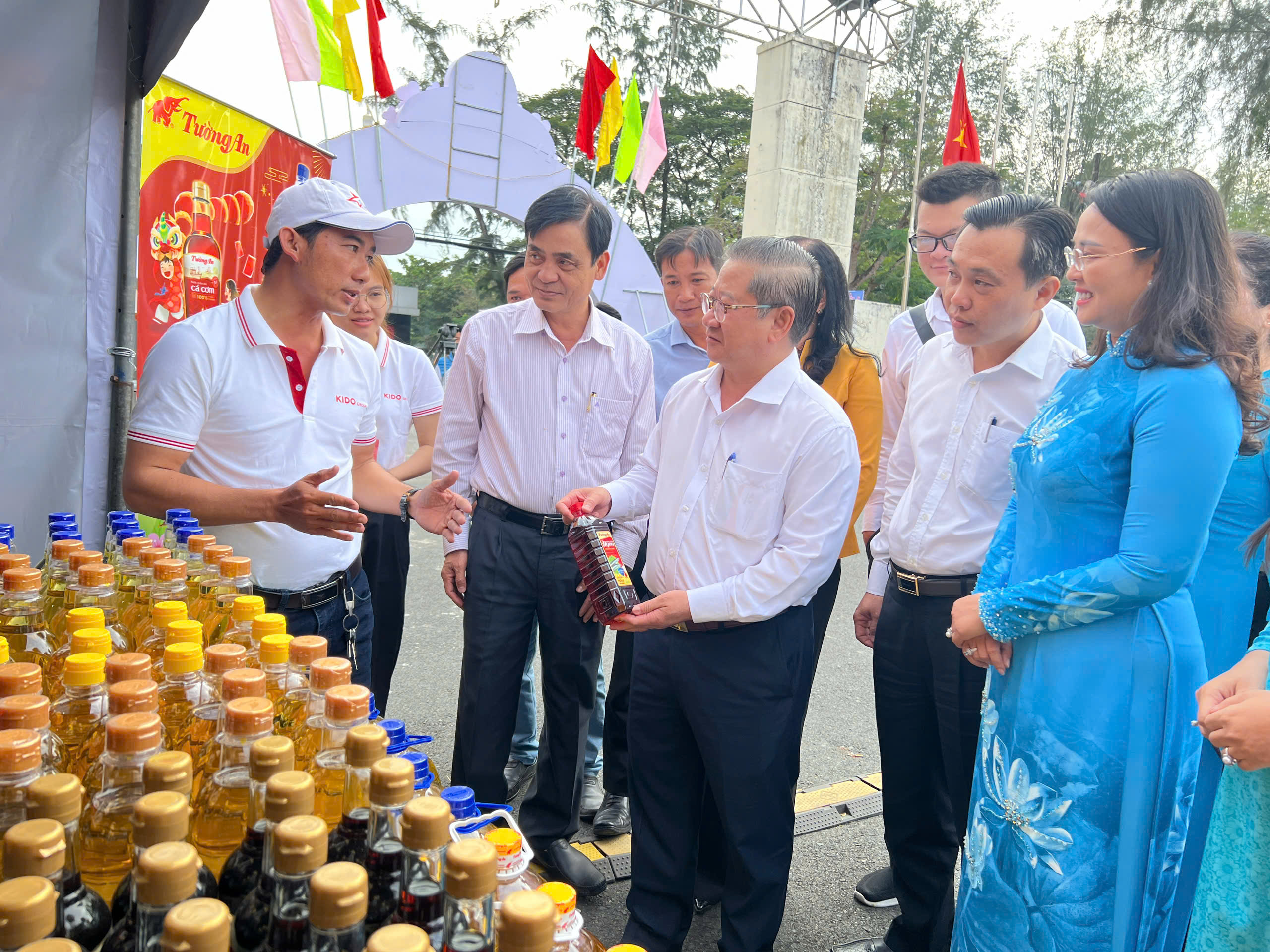 VIDEO: Người lao động phấn khởi mua sắm tại