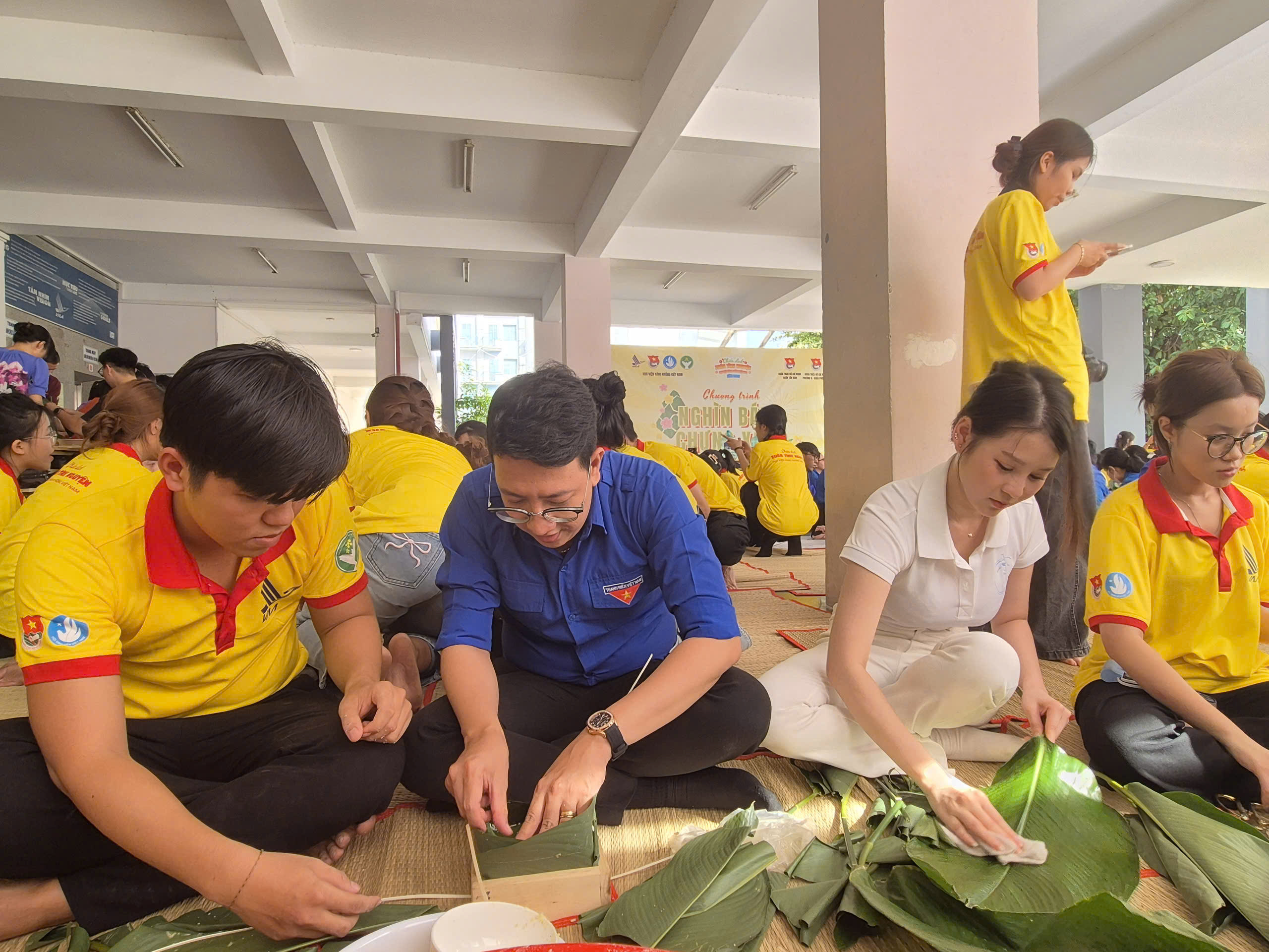 Hoa hậu Biển Việt Nam 2024 g&oacute;i b&aacute;nh chưng c&ugrave;ng c&aacute;c đo&agrave;n vi&ecirc;n, thanh ni&ecirc;n- Ảnh 9.