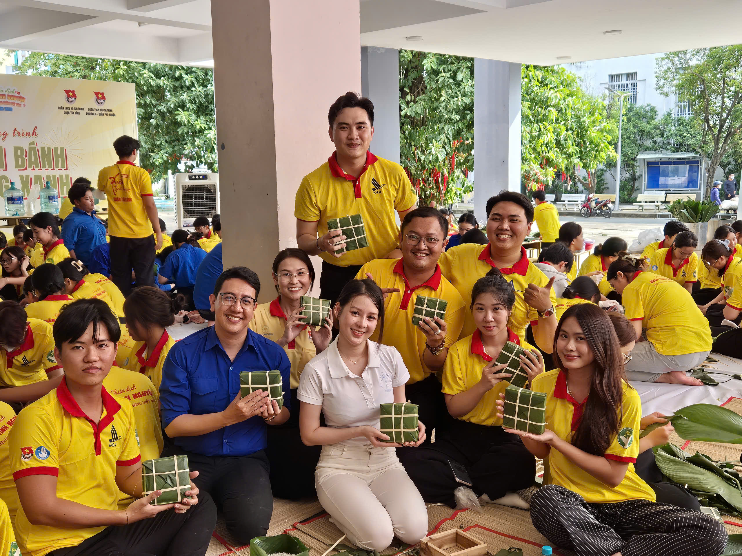 Hoa hậu Biển Việt Nam 2024 g&oacute;i b&aacute;nh chưng c&ugrave;ng c&aacute;c đo&agrave;n vi&ecirc;n, thanh ni&ecirc;n- Ảnh 1.
