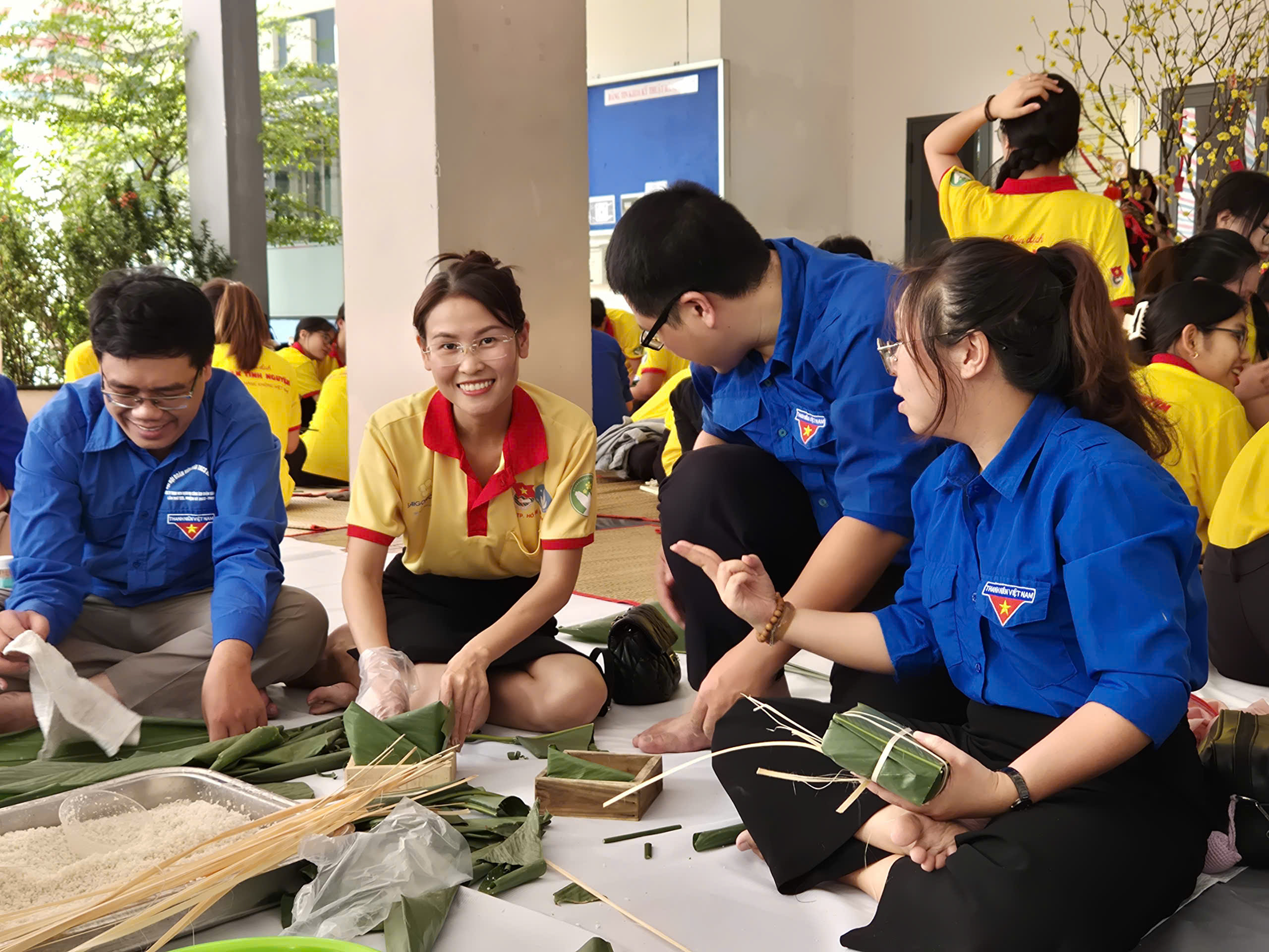 Hoa hậu Biển Việt Nam 2024 g&oacute;i b&aacute;nh chưng c&ugrave;ng c&aacute;c đo&agrave;n vi&ecirc;n, thanh ni&ecirc;n- Ảnh 6.