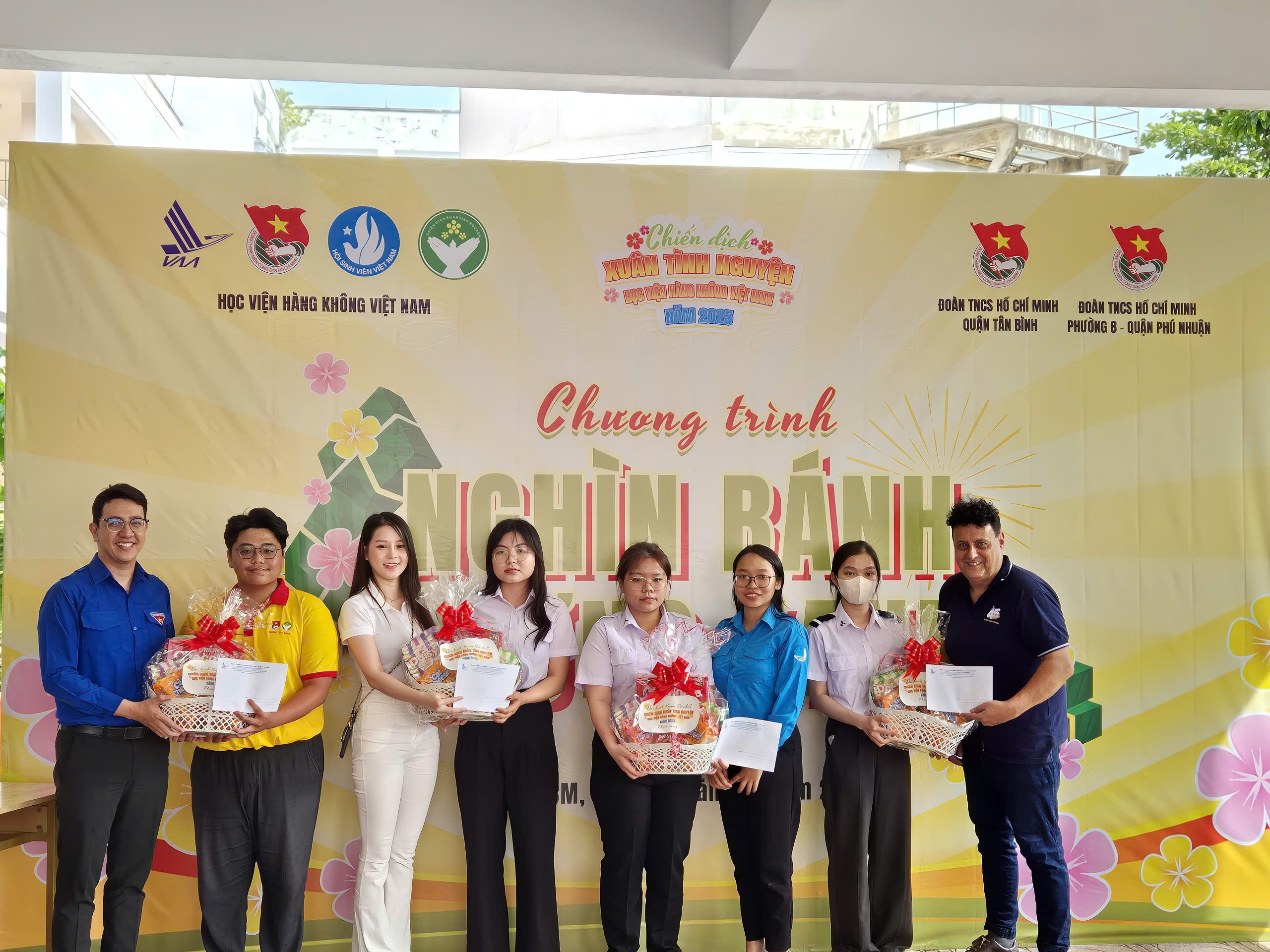 Hoa hậu Biển Việt Nam 2024 g&oacute;i b&aacute;nh chưng c&ugrave;ng c&aacute;c đo&agrave;n vi&ecirc;n, thanh ni&ecirc;n- Ảnh 2.