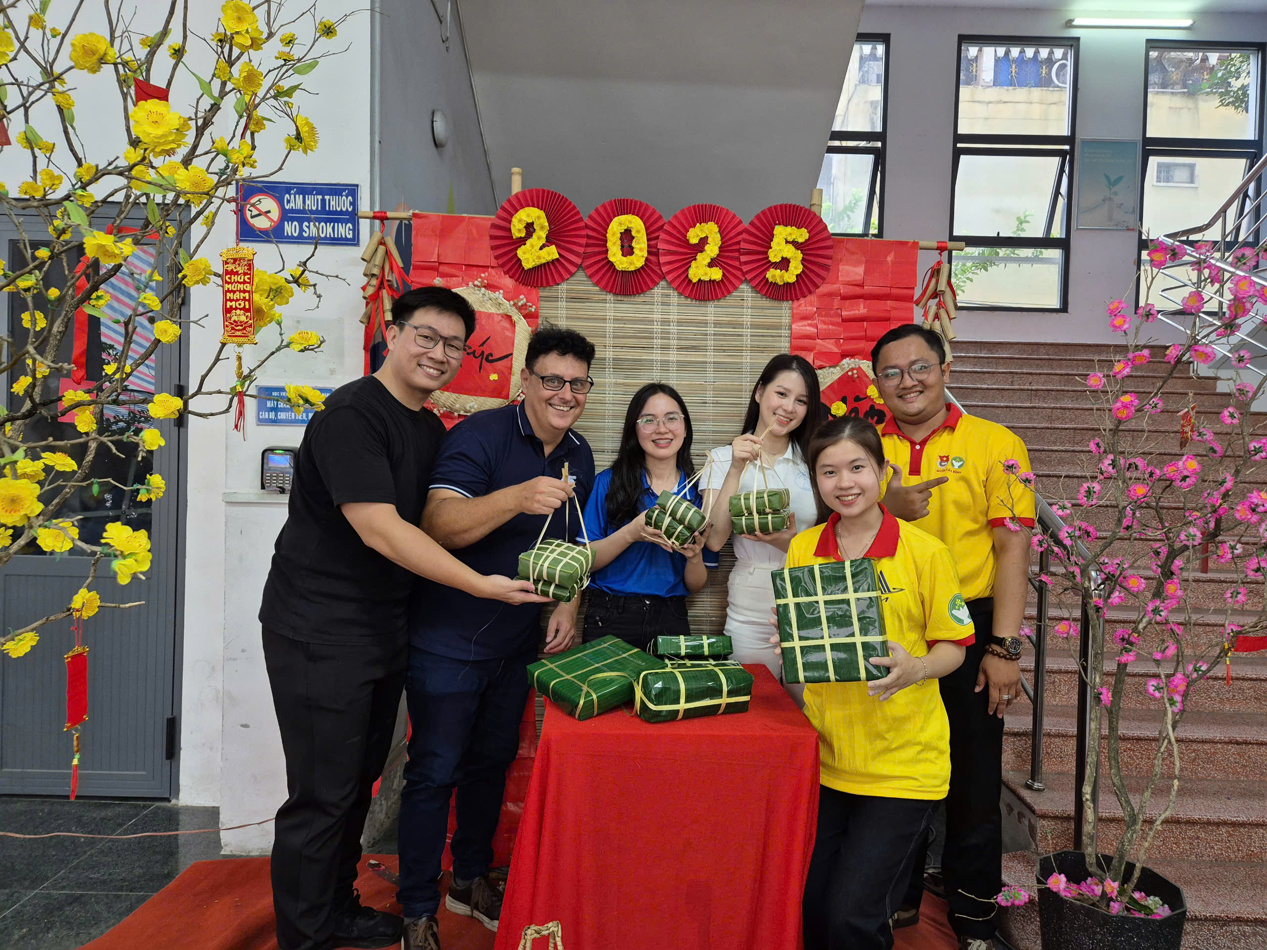 Hoa hậu Biển Việt Nam 2024 g&oacute;i b&aacute;nh chưng c&ugrave;ng c&aacute;c đo&agrave;n vi&ecirc;n, thanh ni&ecirc;n- Ảnh 3.