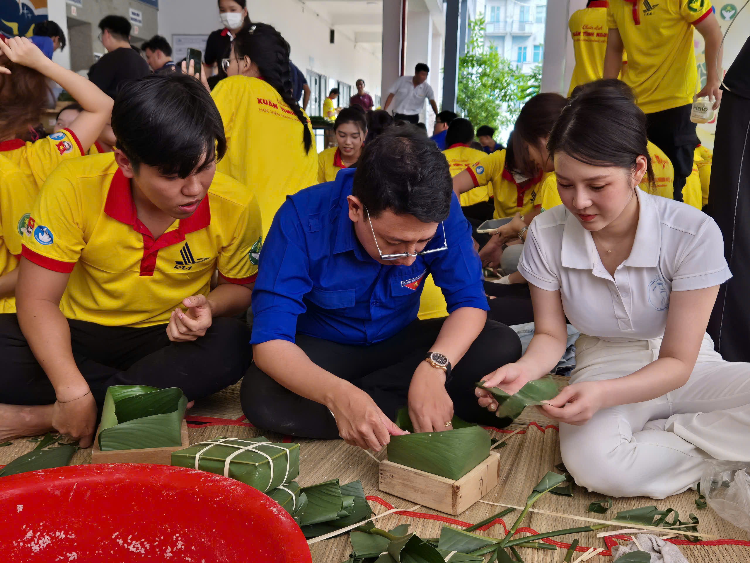 Hoa hậu Biển Việt Nam 2024 g&oacute;i b&aacute;nh chưng c&ugrave;ng c&aacute;c đo&agrave;n vi&ecirc;n, thanh ni&ecirc;n- Ảnh 7.