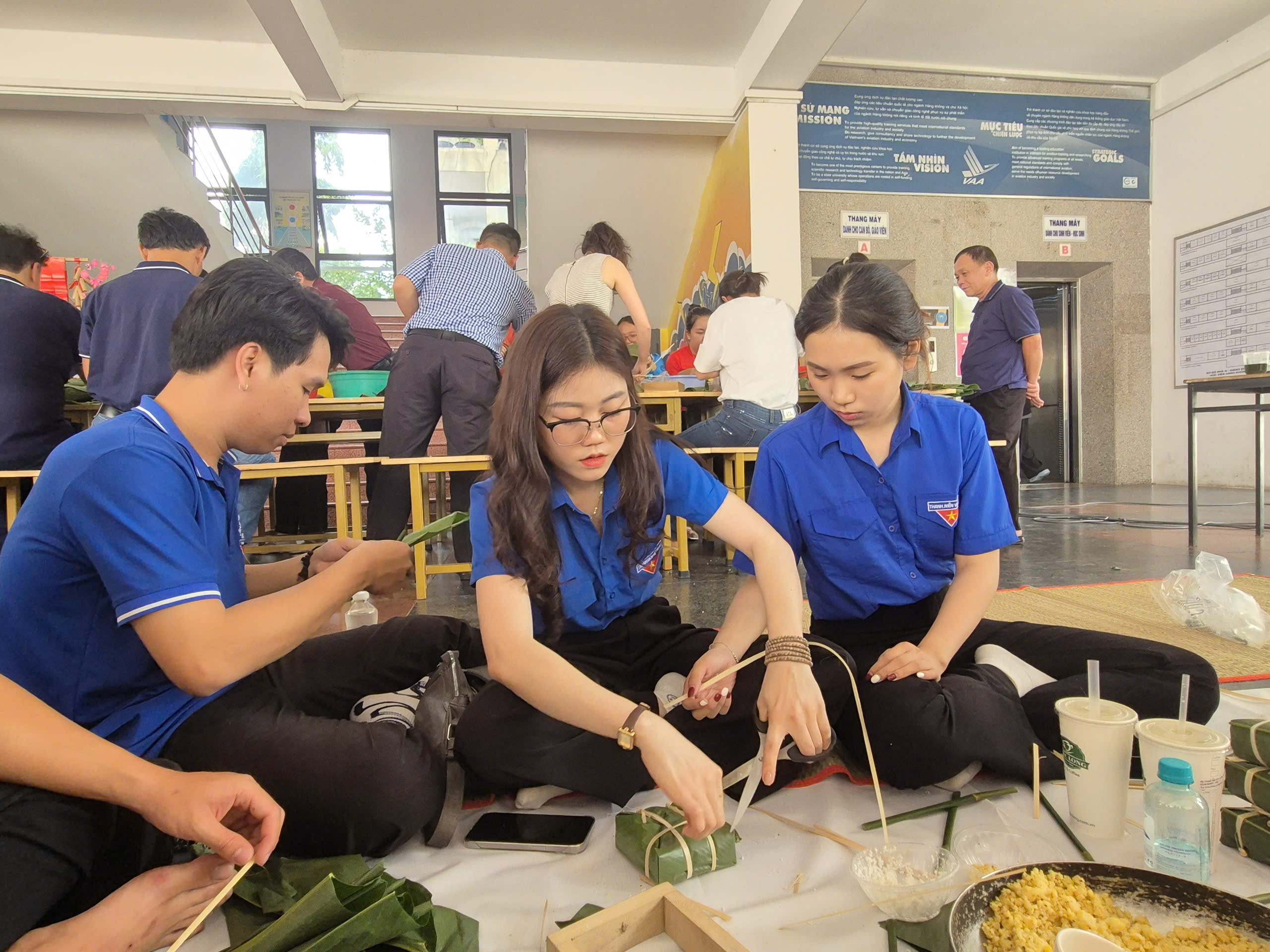 Hoa hậu Biển Việt Nam 2024 g&oacute;i b&aacute;nh chưng c&ugrave;ng c&aacute;c đo&agrave;n vi&ecirc;n, thanh ni&ecirc;n- Ảnh 8.