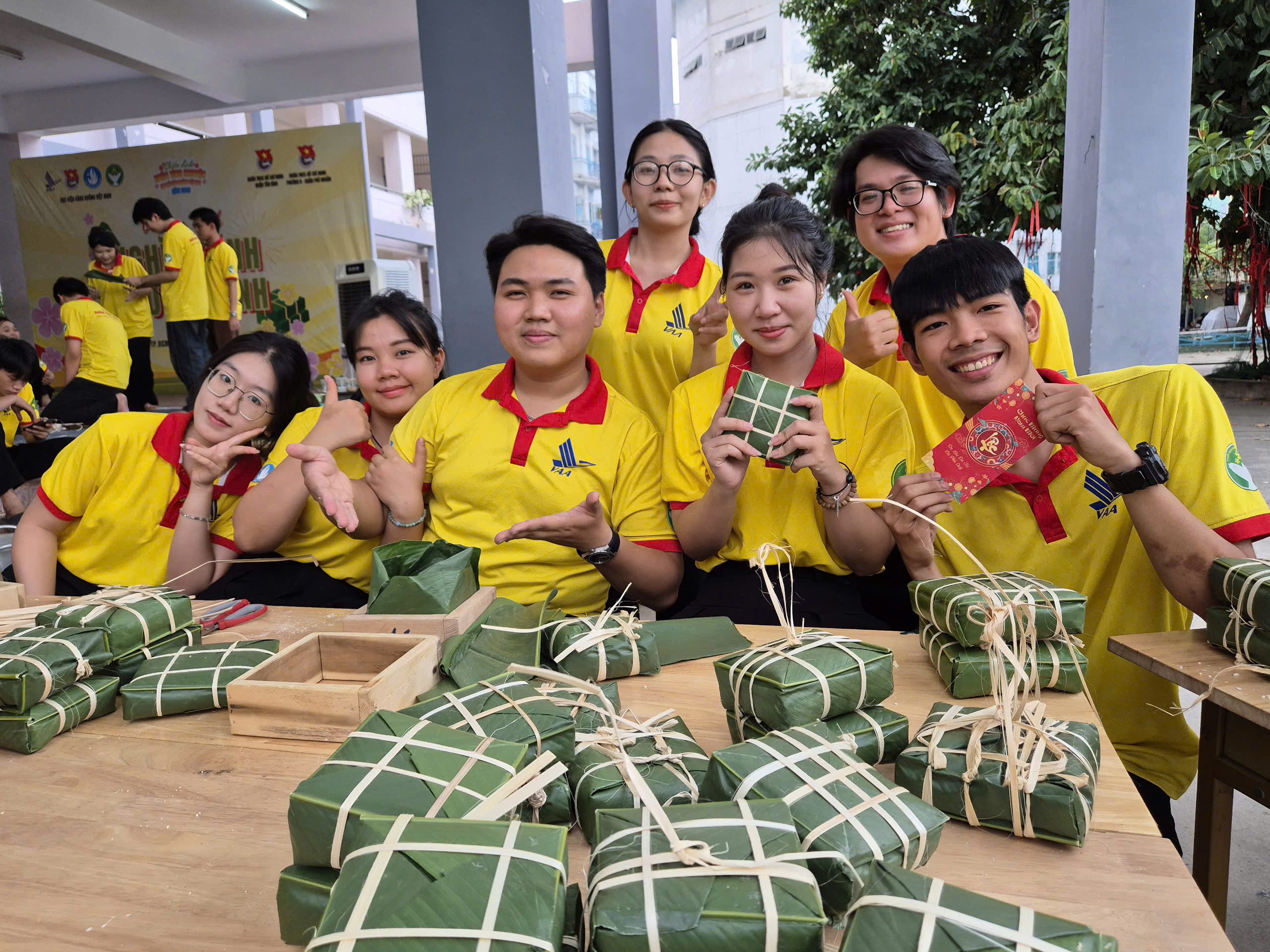 Hoa hậu Biển Việt Nam 2024 g&oacute;i b&aacute;nh chưng c&ugrave;ng c&aacute;c đo&agrave;n vi&ecirc;n, thanh ni&ecirc;n- Ảnh 11.