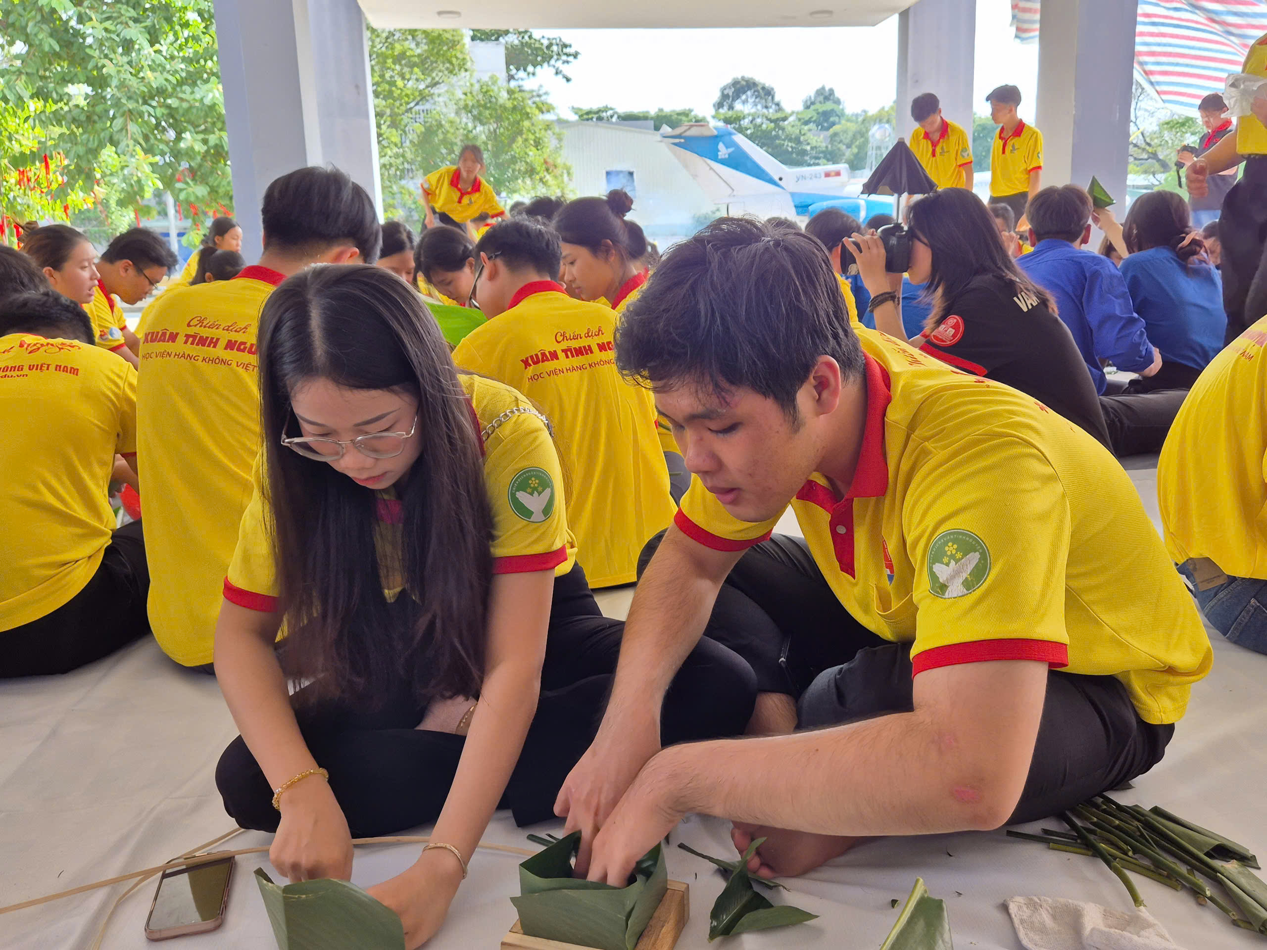 Hoa hậu Biển Việt Nam 2024 g&oacute;i b&aacute;nh chưng c&ugrave;ng c&aacute;c đo&agrave;n vi&ecirc;n, thanh ni&ecirc;n- Ảnh 5.