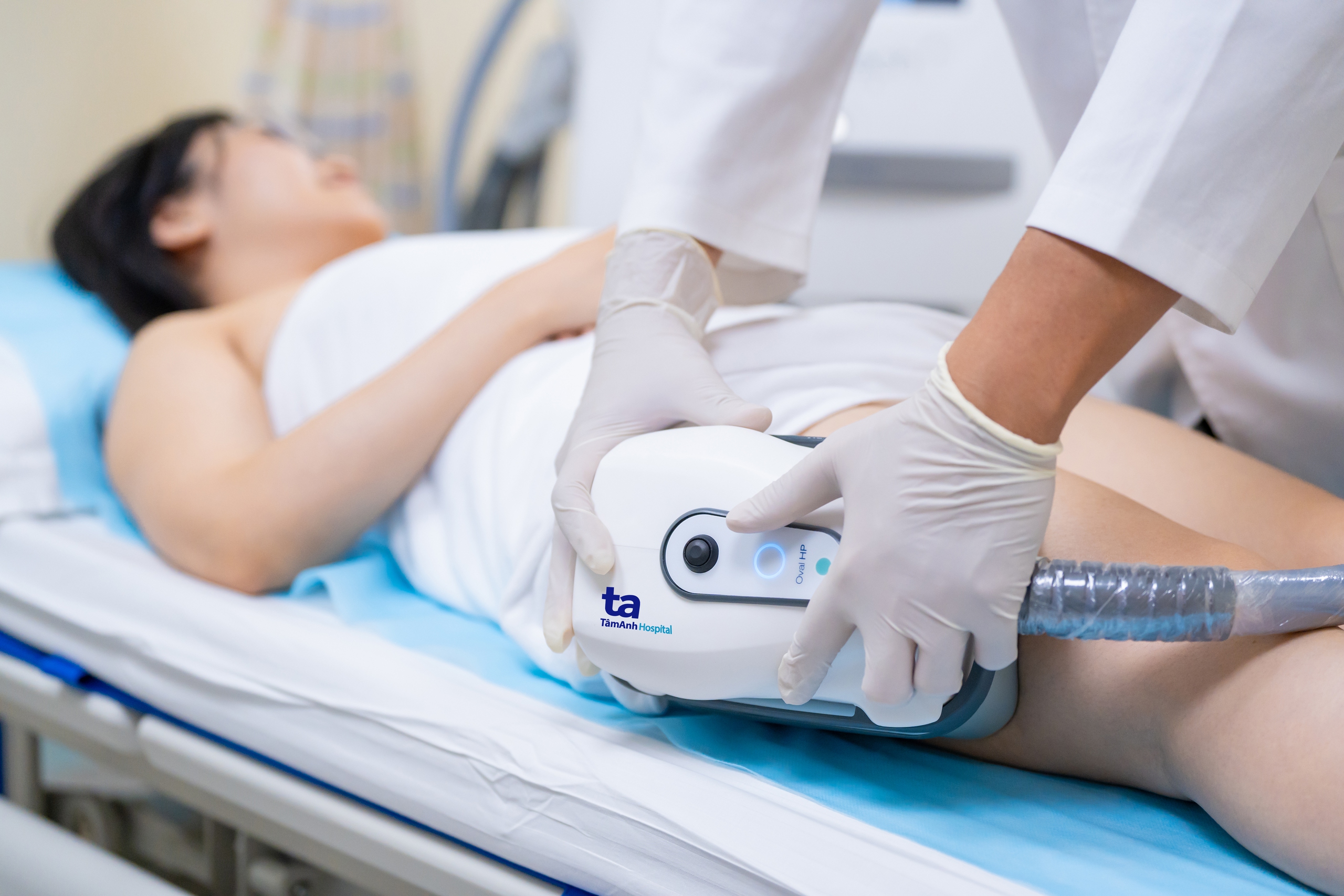 Nhiều bạn trẻ đến Trung t&acirc;m Giảm c&acirc;n T&acirc;m Anh đăng k&yacute; giảm mỡ bụng, bắp tay, đ&ugrave;i, lưng, nọng cằm&hellip; bằng c&ocirc;ng nghệ cao đ&ocirc;ng hủy mỡ ở nhiệt lạnh &acirc;m 5 đến &acirc;m 10 độ C. Đ&acirc;y l&agrave; phương ph&aacute;p giảm mỡ kh&ocirc;ng x&acirc;m lấn, kh&ocirc;ng đau, hiệu quả nhanh. Ảnh: BVĐK T&acirc;m Anh