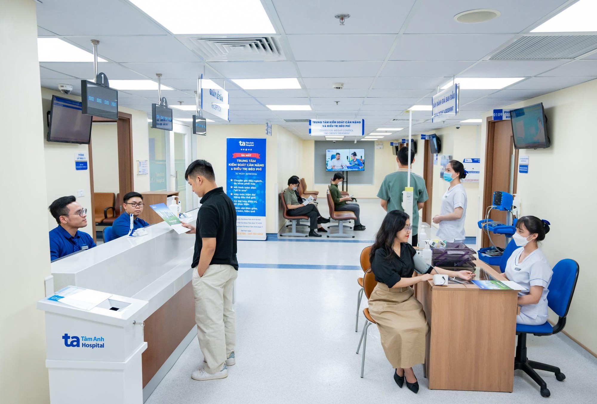Nhiều bạn trẻ đến kh&aacute;m v&agrave; điều trị giảm c&acirc;n tại Trung t&acirc;m Giảm c&acirc;n T&acirc;m Anh. Tại trung t&acirc;m, phương ph&aacute;p giảm c&acirc;n to&agrave;n diện, kết hợp dinh dưỡng - vận động - chuyển h&oacute;a nội tiết - c&ocirc;ng nghệ cao gi&uacute;p giảm c&acirc;n hiệu quả, an to&agrave;n, kiểm so&aacute;t biến chứng sức khỏe do thừa c&acirc;n, duy tr&igrave; c&acirc;n nặng ổn định sau điều trị. Ảnh: BVĐK T&acirc;m Anh