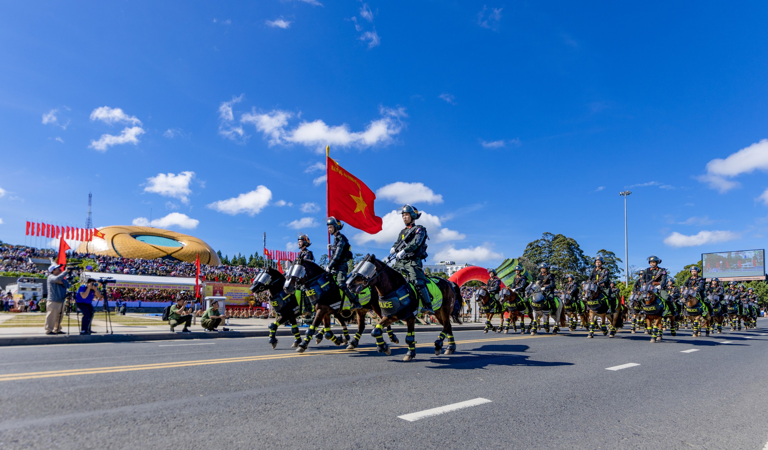 Tung bay trên quảng trường trung tâm Đà Lạt. Ảnh: TRẦN NGỌC ANH