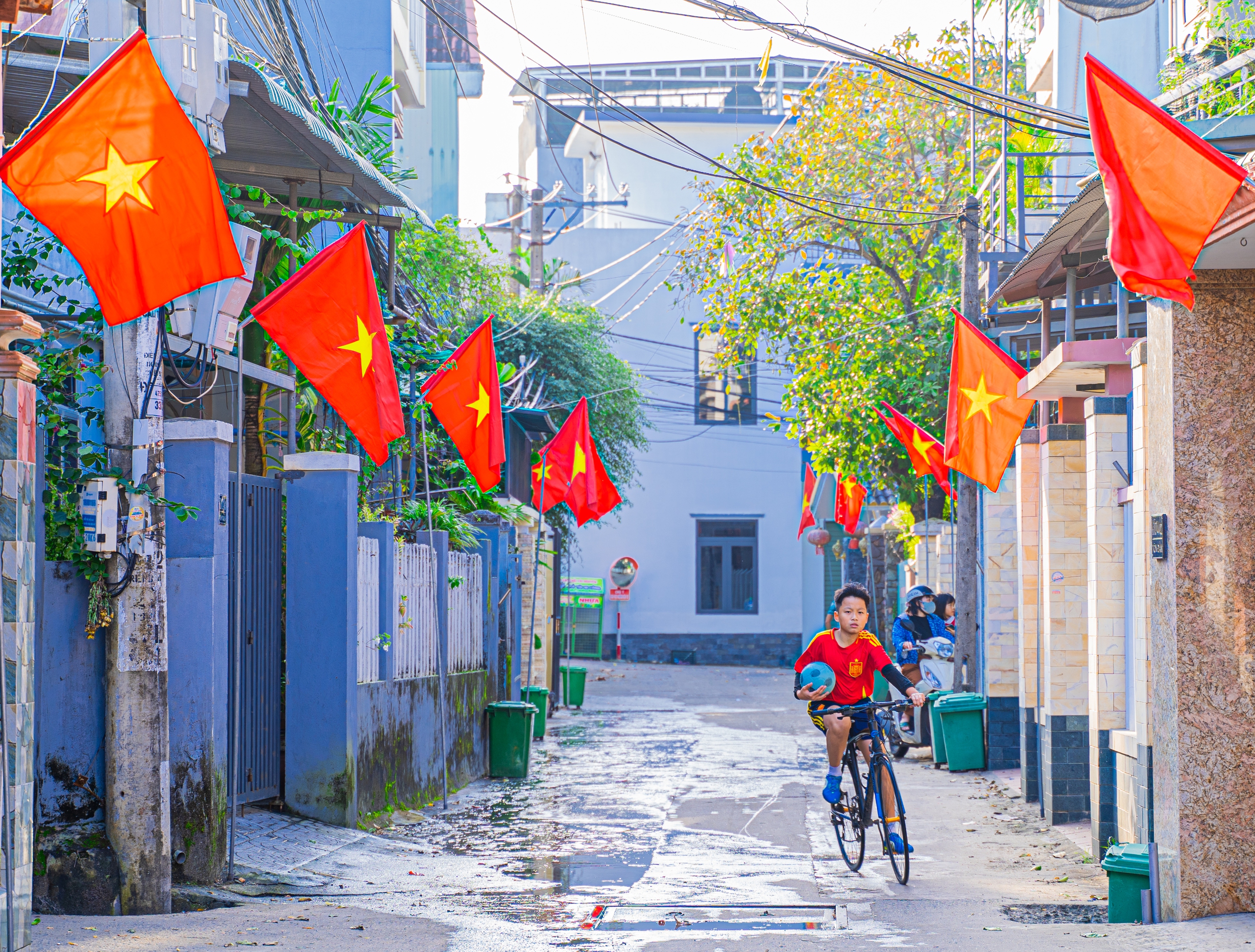Vui trong nắng mới. Ảnh: NGUYỄN HỮU TẤN