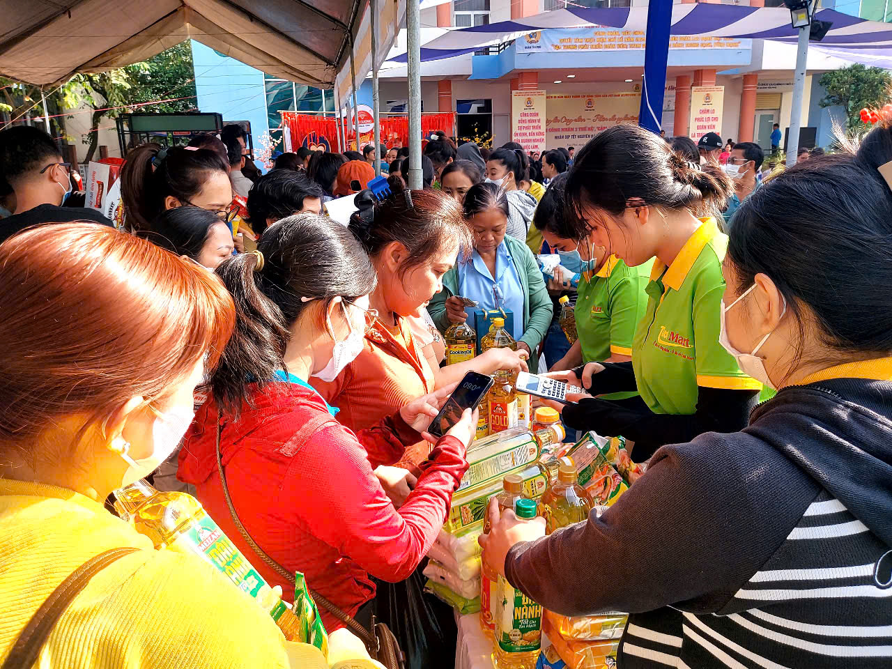 TP HCM: H&agrave;ng ng&agrave;n phần qu&agrave; Tết được trao tận tay đo&agrave;n vi&ecirc;n - lao động kh&oacute; khăn- Ảnh 3.