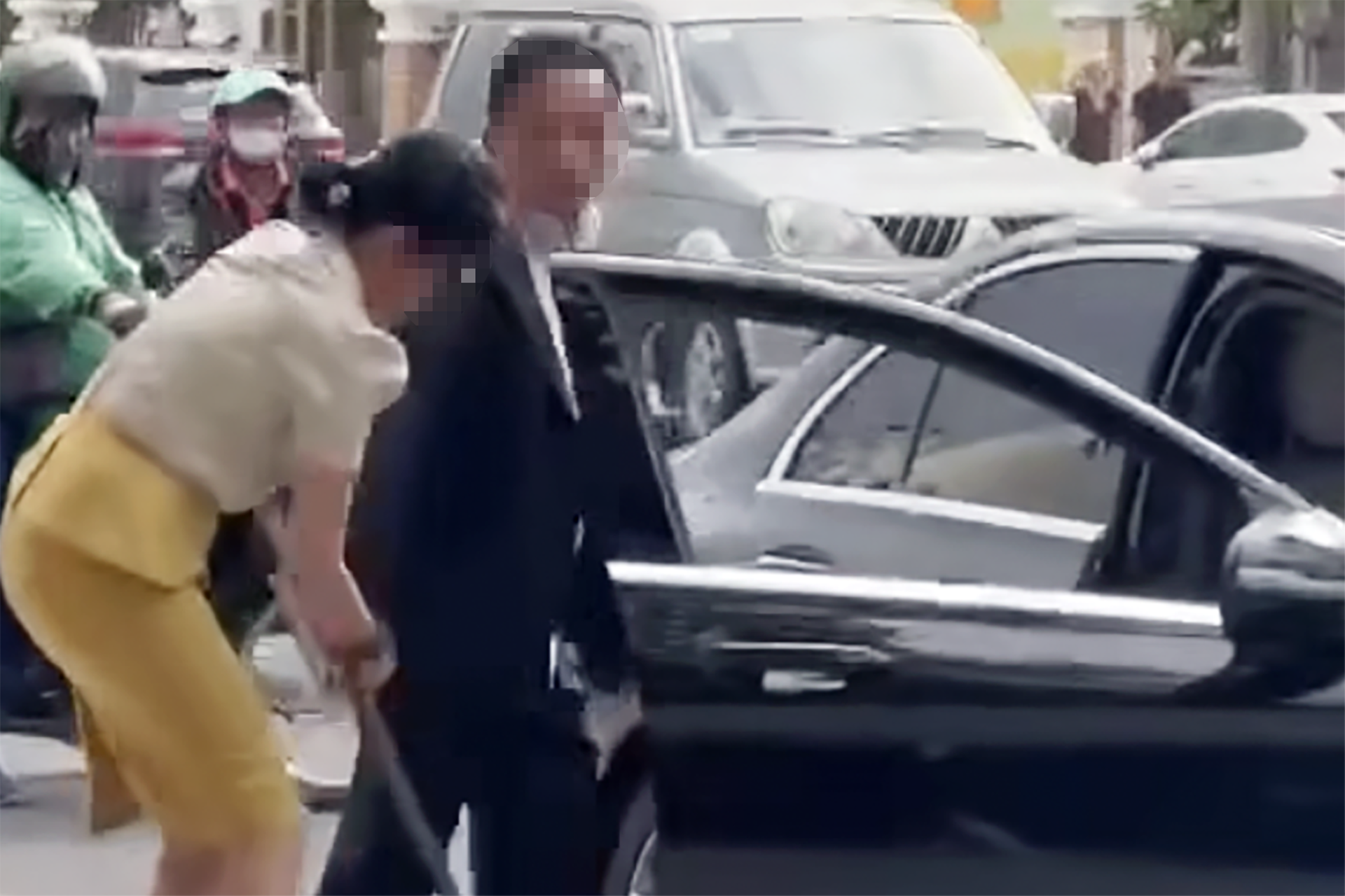 Đi xe Mercedes, bẻ hoa rồi r&uacute;t kiếm "dọa" nh&acirc;n vi&ecirc;n m&ocirc;i trường- Ảnh 1.