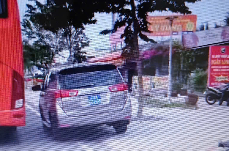 X&ocirc;n xao clip &ocirc;t&ocirc; biển xanh chạy &ldquo;một nửa tr&ecirc;n vỉa h&egrave;, một nửa dưới l&ograve;ng đường&rdquo; - Ảnh 1.