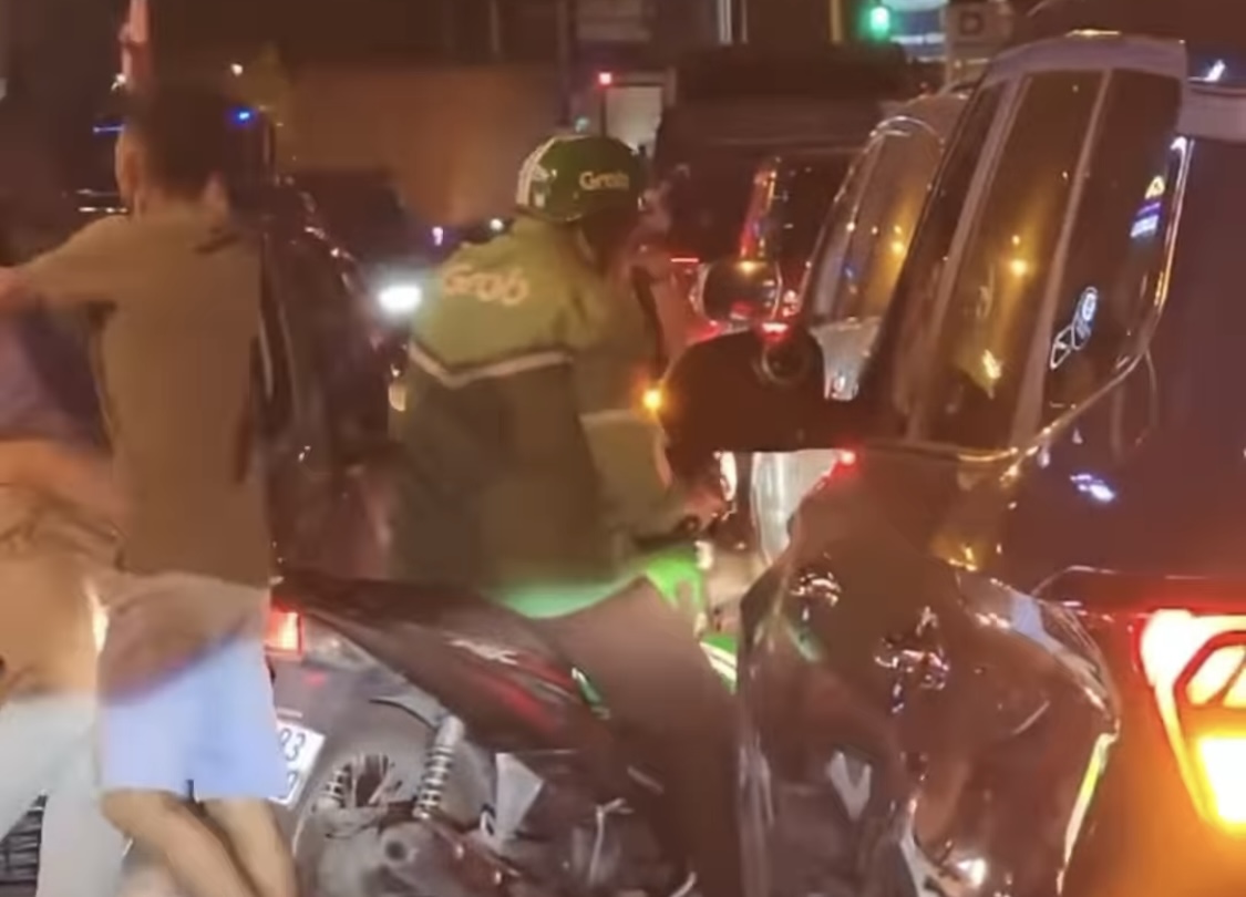Mạng x&atilde; hội chia sẻ clip người đ&agrave;n &ocirc;ng cầm gậy ba kh&uacute;c đ&aacute;nh người- Ảnh 1.