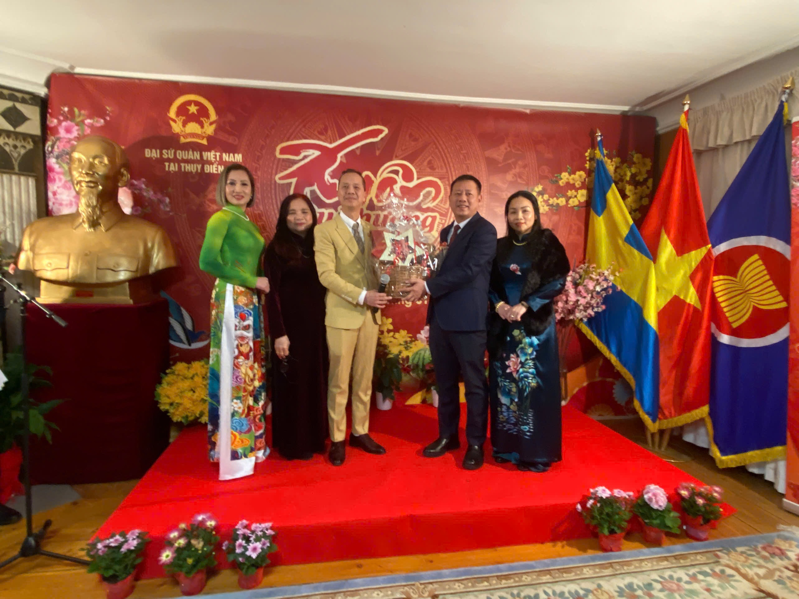 Liên hiệp hội người Việt tại Thuỵ Điển tặng hoa chúc mừng Đại sứ quán Việt Nam tại Tết Cộng Đồng 2025