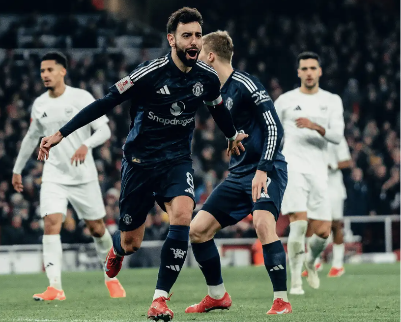 Thủ th&agrave;nh Bayindir h&oacute;a người h&ugrave;ng, Man United loại Arsenal sau loạt 11 m- Ảnh 2.