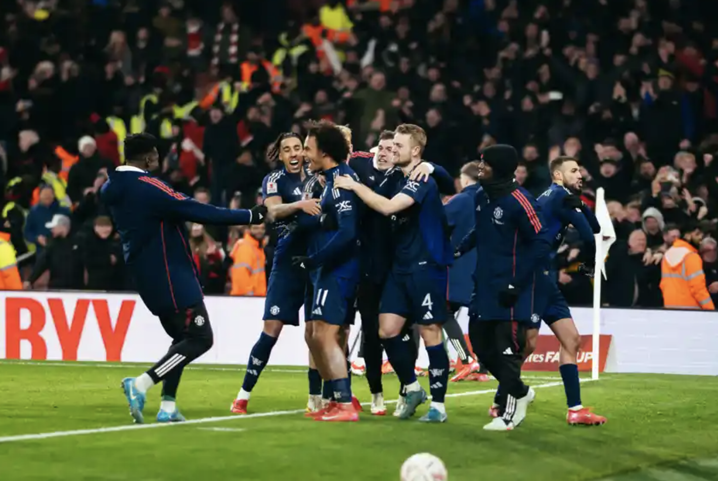 Thủ th&agrave;nh Bayindir h&oacute;a người h&ugrave;ng, Man United loại Arsenal sau loạt 11 m- Ảnh 7.