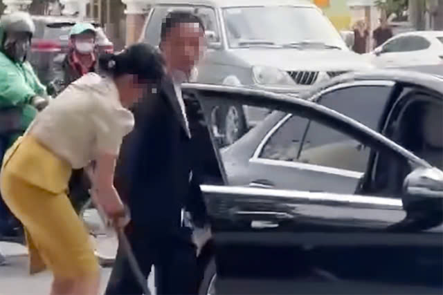 Vụ l&aacute;i Mercedes, bẻ hoa rồi r&uacute;t kiếm "dọa" nh&acirc;n vi&ecirc;n m&ocirc;i trường: Đ&aacute;ng l&ecirc;n &aacute;n!- Ảnh 1.