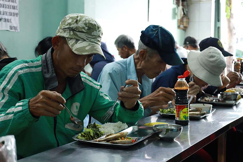 Kh&aacute;ch h&agrave;ng đến Qu&aacute;n cơm X&atilde; hội Nụ Cười 1
