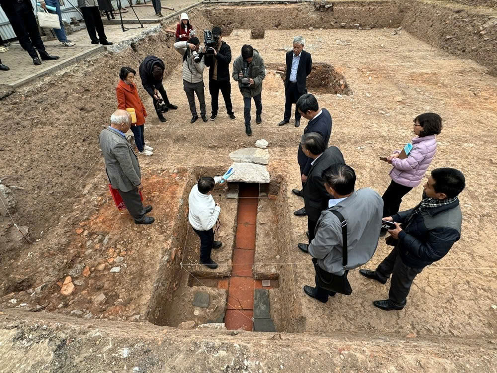 C&aacute;c nh&agrave; khoa học, nh&agrave; nghi&ecirc;n cứu khảo s&aacute;t hố khai quật. Ảnh: THU TRANG