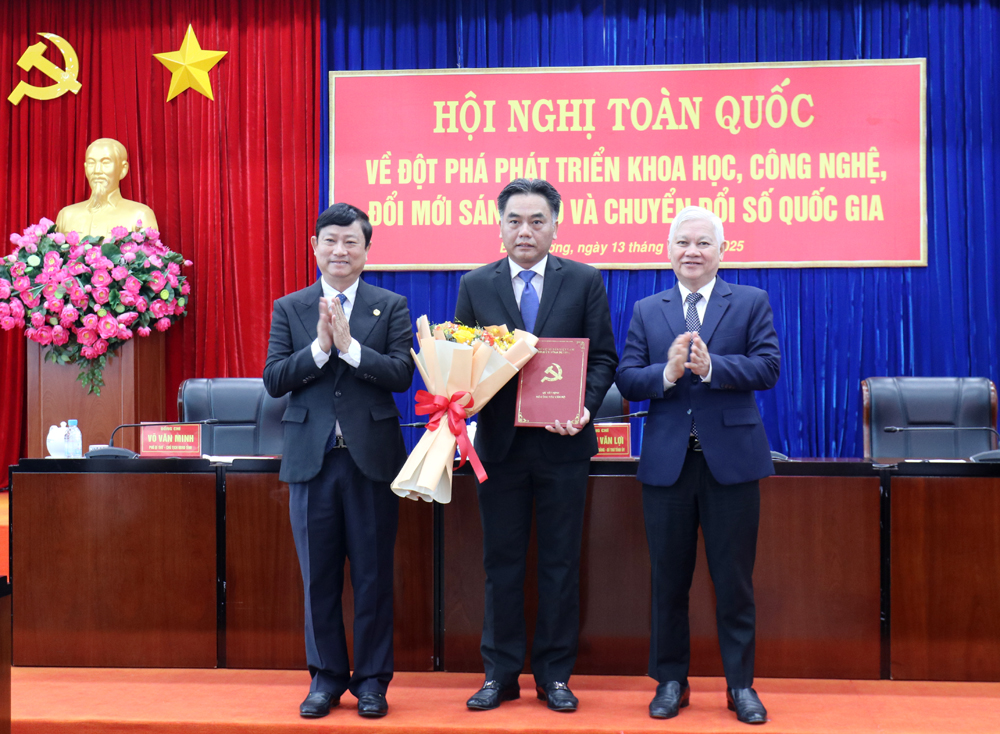 B&igrave;nh Dương c&ocirc;ng bố quyết định của Ban B&iacute; thư Trung ương Đảng về c&ocirc;ng t&aacute;c c&aacute;n bộ  - Ảnh 1.
