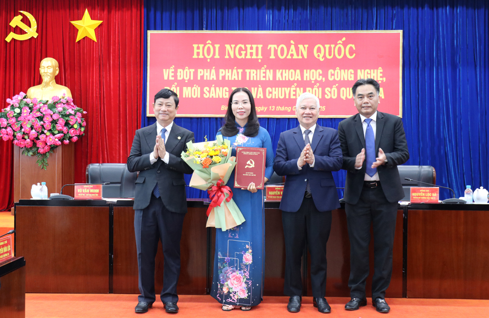 B&igrave;nh Dương c&ocirc;ng bố quyết định của Ban B&iacute; thư Trung ương Đảng về c&ocirc;ng t&aacute;c c&aacute;n bộ  - Ảnh 2.