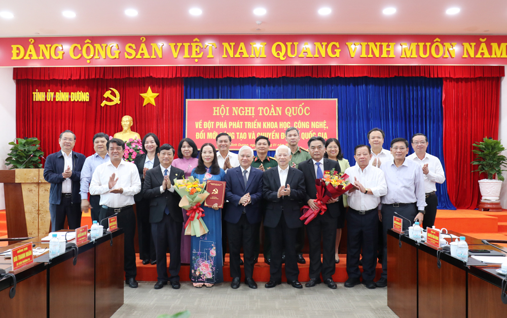 B&igrave;nh Dương c&ocirc;ng bố quyết định của Ban B&iacute; thư Trung ương Đảng về c&ocirc;ng t&aacute;c c&aacute;n bộ  - Ảnh 3.