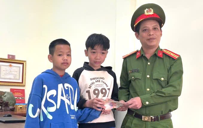 Nhặt được tiền, 2 học sinh đi thẳng tới gặp c&ocirc;ng an- Ảnh 1.