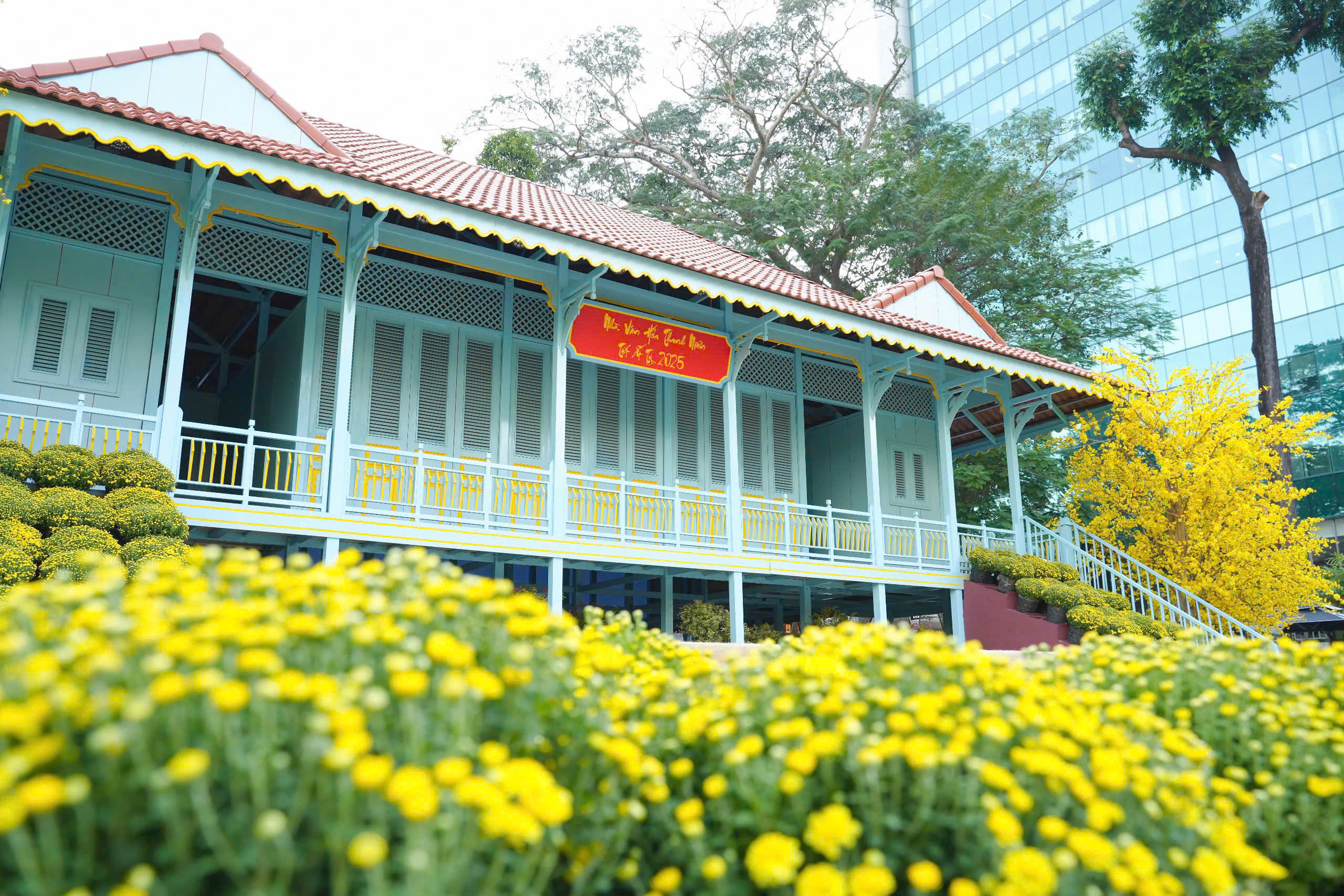 TP HCM: Kh&aacute;ch h&aacute;o hức check-in phố &ocirc;ng đồ tại lễ hội Tết Việt  - Ảnh 4.