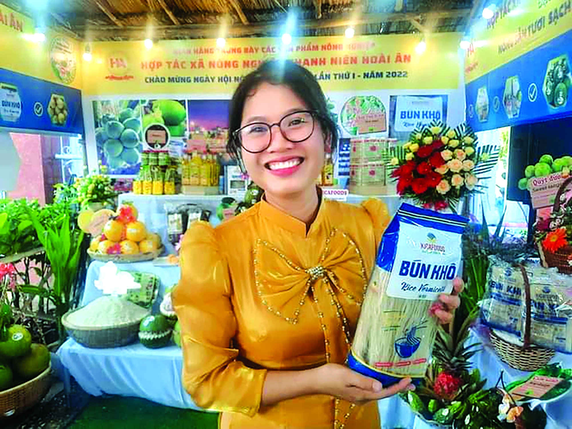 Chị L&ecirc; Thị Cảnh với sản phẩm b&uacute;n kh&ocirc; Kicafoods  (3).jpg