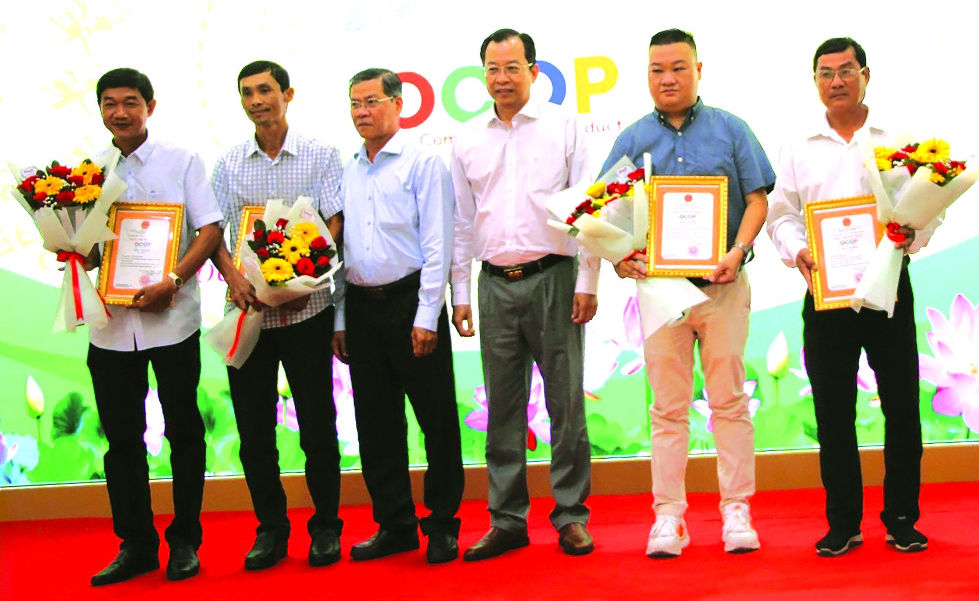 HInh bai OCOP Soc Trang 2- &Ocirc;ng Vương Quốc Nam, Ph&oacute; Chủ tịch UBND tỉnh S&oacute;c Trăng, trao chứng nhận OCOP 4 sao cho c&aacute;c chủ thể.jpg