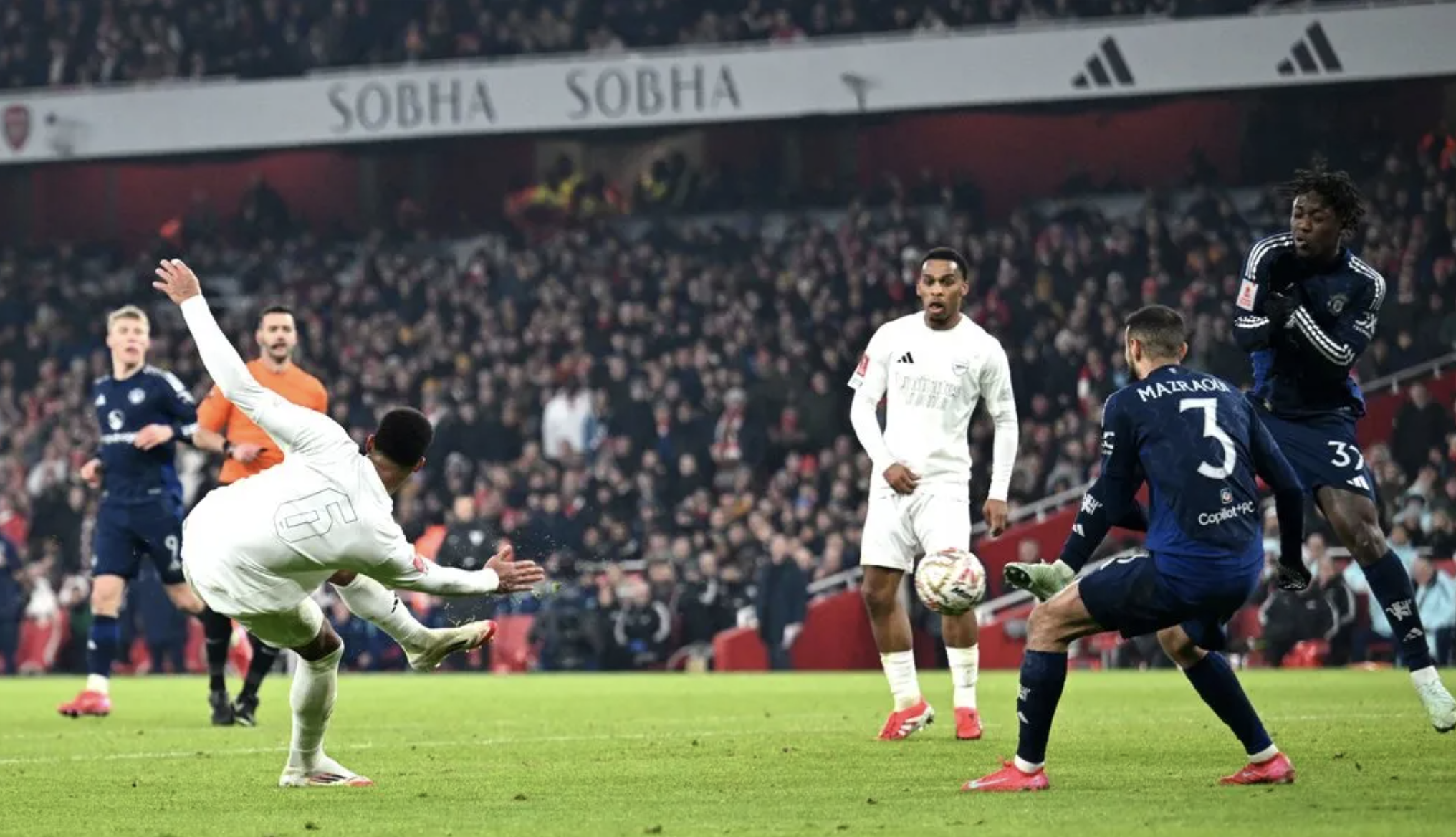 Thủ th&agrave;nh Bayindir h&oacute;a người h&ugrave;ng, Man United loại Arsenal sau loạt 11 m- Ảnh 3.