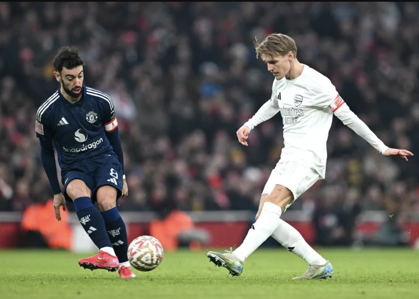 Thủ th&agrave;nh Bayindir h&oacute;a người h&ugrave;ng, Man United loại Arsenal sau loạt 11 m- Ảnh 4.