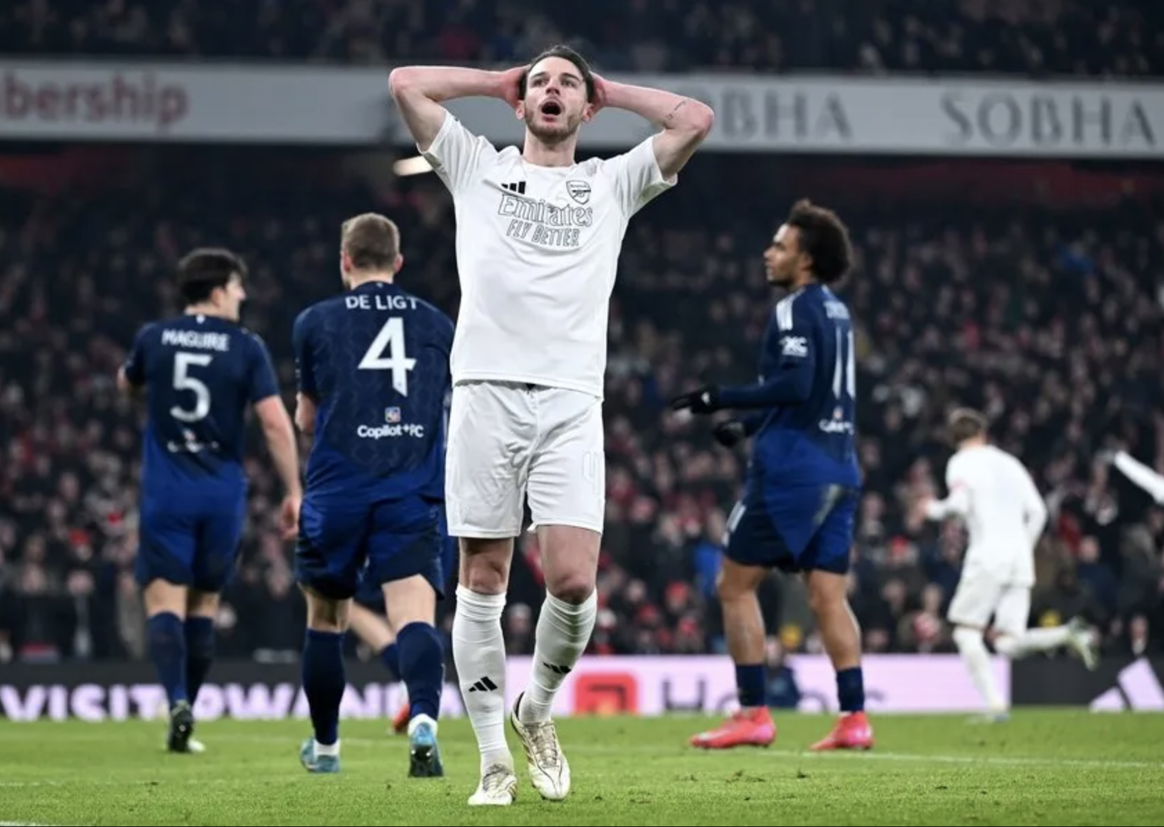 Thủ th&agrave;nh Bayindir h&oacute;a người h&ugrave;ng, Man United loại Arsenal sau loạt 11 m- Ảnh 5.