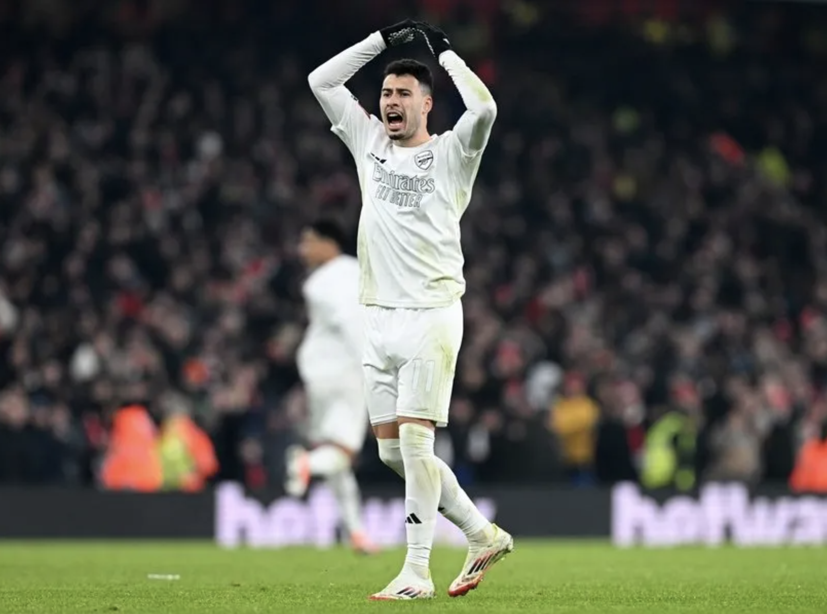 Thủ th&agrave;nh Bayindir h&oacute;a người h&ugrave;ng, Man United loại Arsenal sau loạt 11 m- Ảnh 1.
