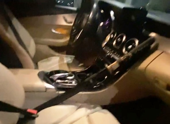 T&igrave;nh tiết mới vụ t&agrave;i xế Mercedes bẻ hoa rồi r&uacute;t kiếm "dọa" nh&acirc;n vi&ecirc;n m&ocirc;i trường- Ảnh 1.