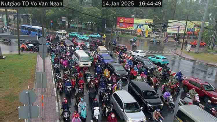 CLIP: Chiều tan tầm, TP HCM bất chợt mưa tr&aacute;i m&ugrave;a- Ảnh 8.