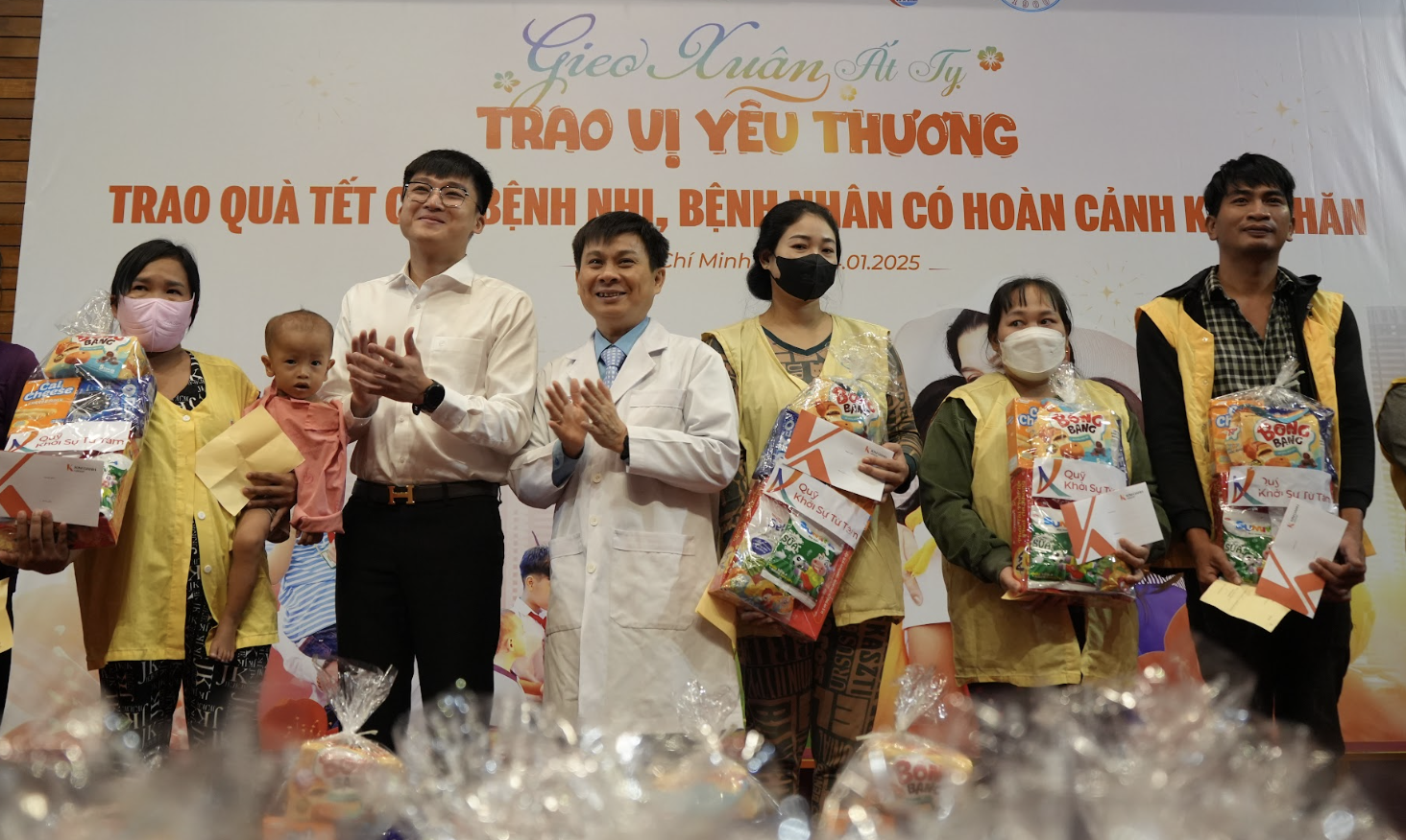 Bệnh nh&acirc;n c&oacute; ho&agrave;n cảnh kh&oacute; khăn nhận qu&agrave; Tết tại Bệnh viện Chợ Rẫy