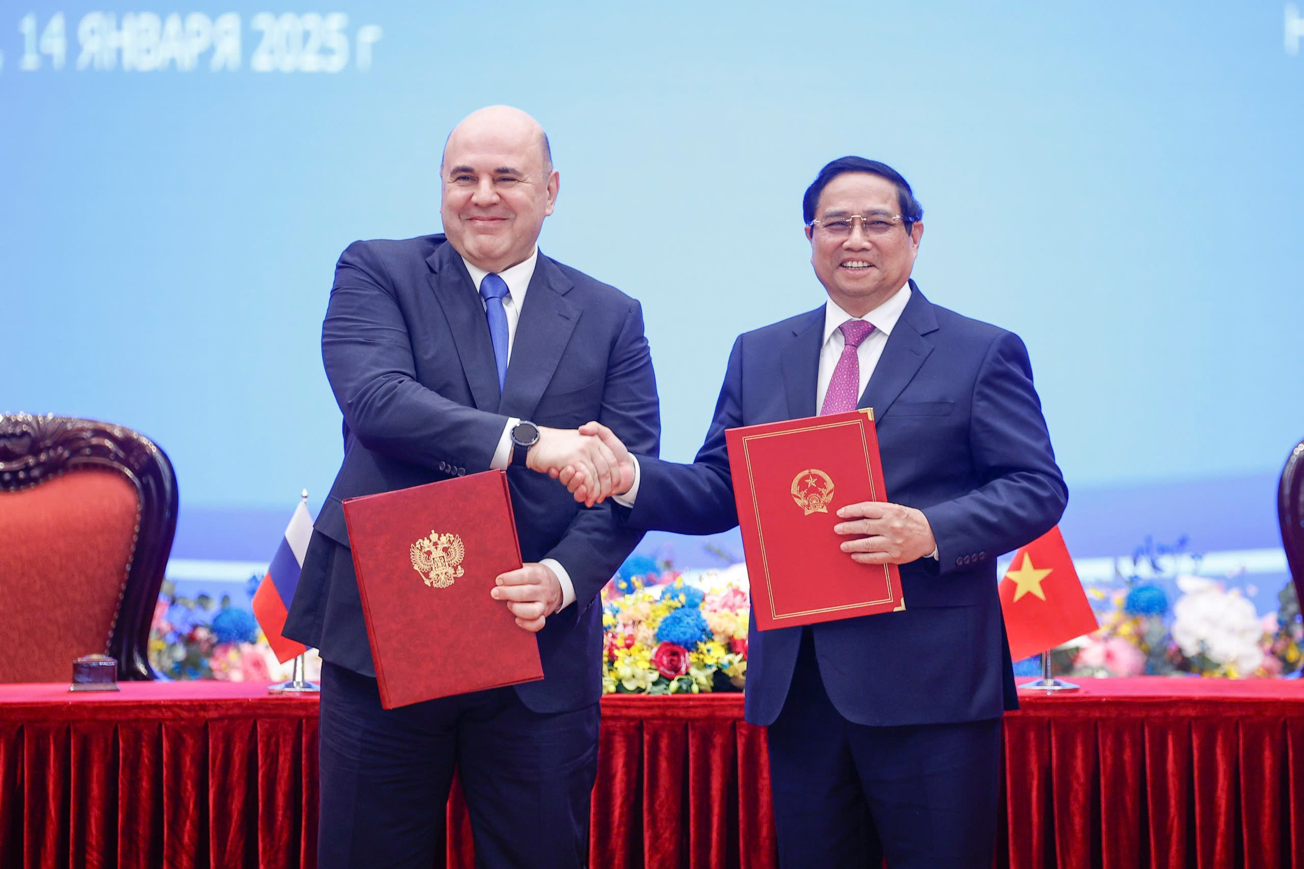 Thủ tướng Phạm Minh Ch&iacute;nh v&agrave; Thủ tướng Nga Mikhail Vladimirovich Mishustin k&yacute; Th&ocirc;ng c&aacute;o chung về kết quả chuyến thăm ch&iacute;nh thức Việt Nam của Thủ tướng NgaẢnh: HỮU HƯNG