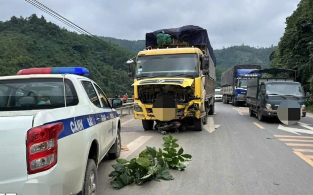 Xe m&aacute;y đối đầu xe tải, 2 người tử vong