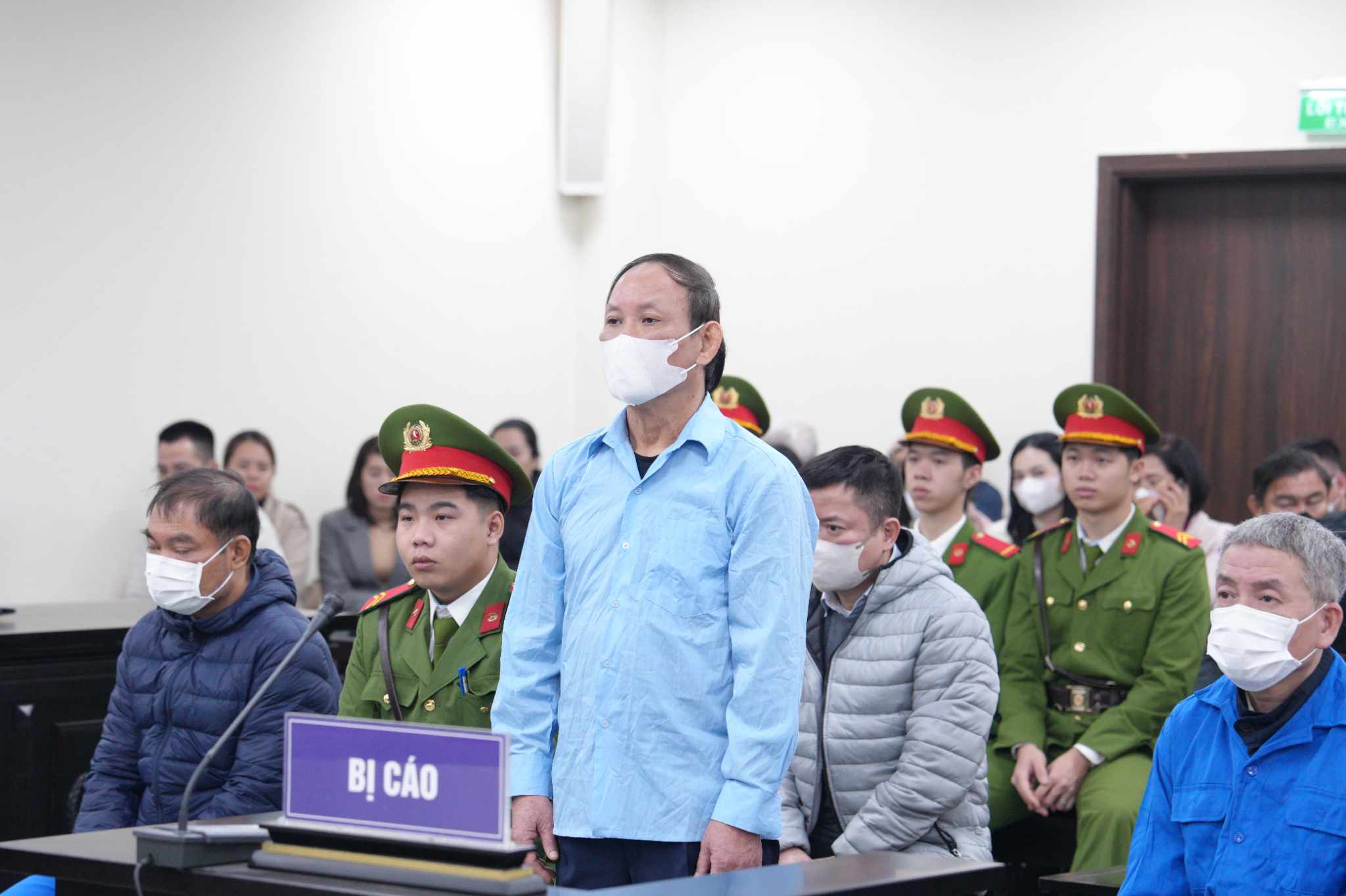 H&igrave;nh ảnh cựu chủ tịch NXB Gi&aacute;o Dục ra t&ograve;a v&igrave; nhận hối lộ 25 tỉ- Ảnh 2.