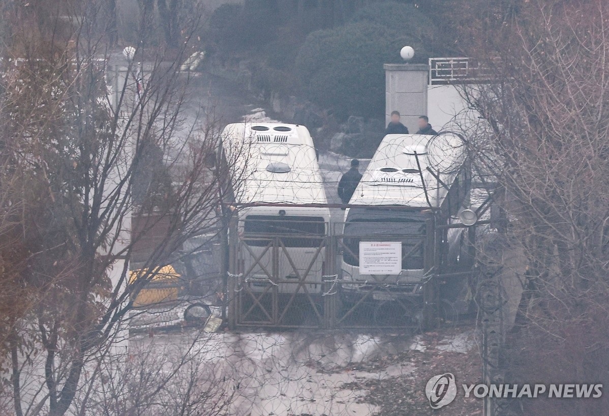 Lối v&agrave;o b&ecirc;n h&ocirc;ng của dinh tổng thống H&agrave;n Quốc ở Yongsan, trung t&acirc;m Seoul, ng&agrave;y 14-1. Ảnh: Yonhap