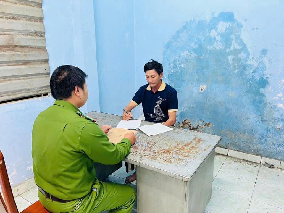 Khống chế người đ&aacute;nh cảnh s&aacute;t ở TP Thủ Đức- Ảnh 1.