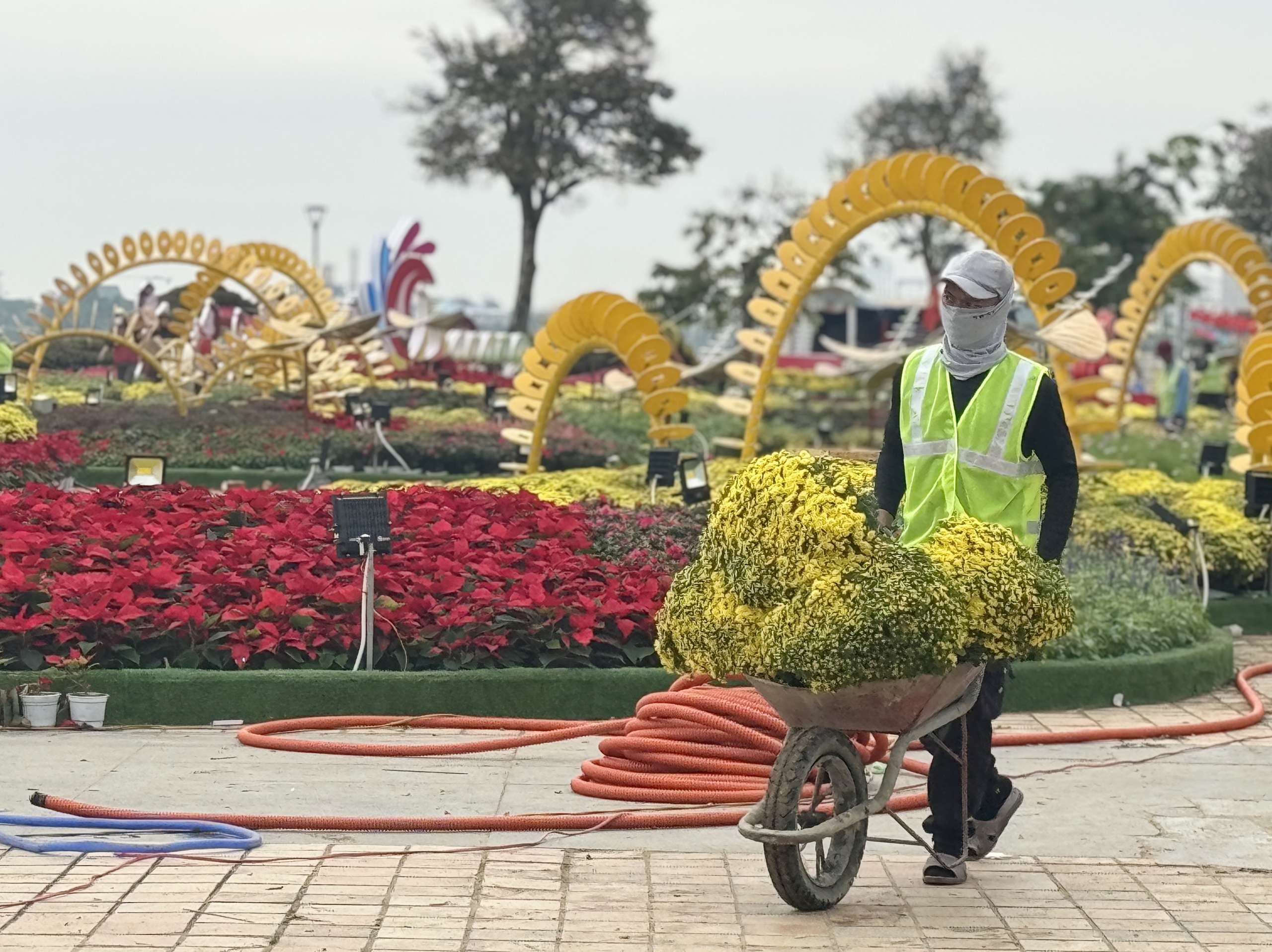 Cận cảnh linh vật rắn ở Đường hoa Xu&acirc;n Đ&agrave; Nẵng- Ảnh 6.