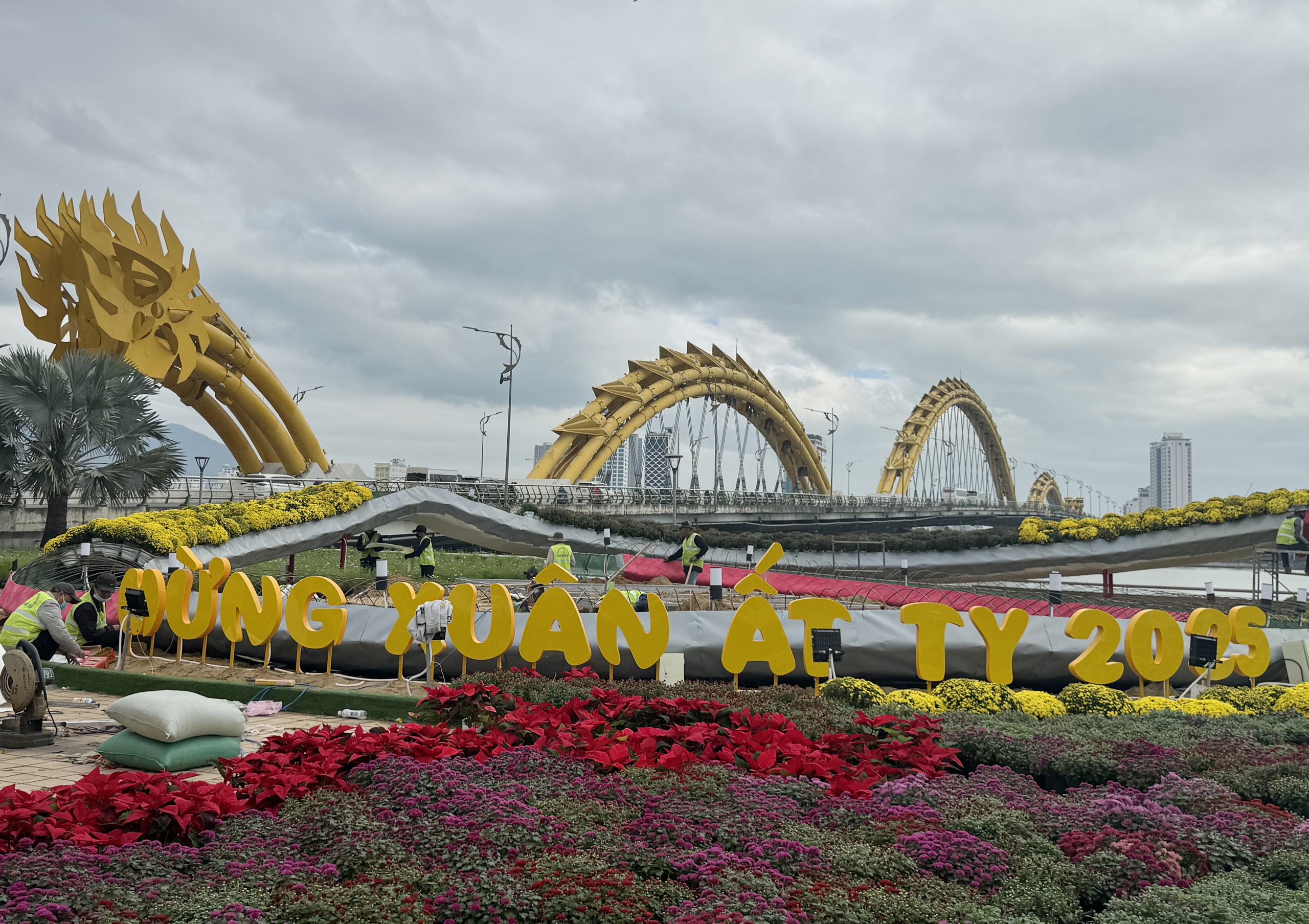Cận cảnh linh vật rắn ở Đường hoa Xu&acirc;n Đ&agrave; Nẵng- Ảnh 5.