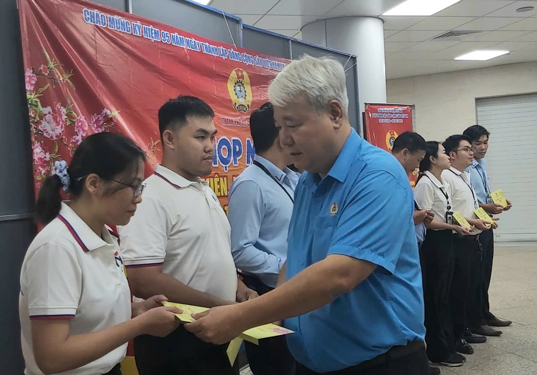 Ông Võ Khắc Thái, Chủ tịch LĐLĐ TP HCM, tặng quà người lao động đang làm việc tại Công ty TNHH MTV Đường sắt Đô thị số 1 Ảnh: HỒNG ĐÀO